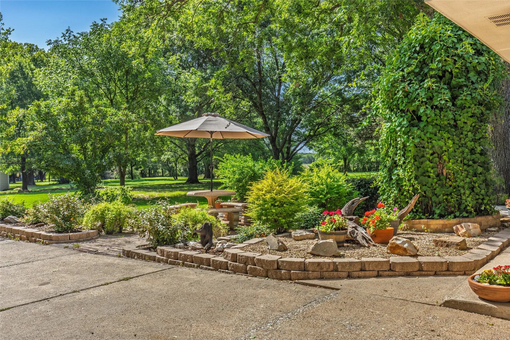 Single Family Residence For Sale in Collin County , 13020 County Road 290, Anna, Texas 75409, 3 Bedroom, 2 Bathroom, 2 Garage spaces, 1,588 Sqft, built in 1984, mls#21230228, Real Estate Agent in Anna, Homes For Sale in Collin county, Homes For Sale in Anna, Realtor in Anna Texas, Real Estate Brokerage Independent Realty Texas, Luminita Cordes Realtor