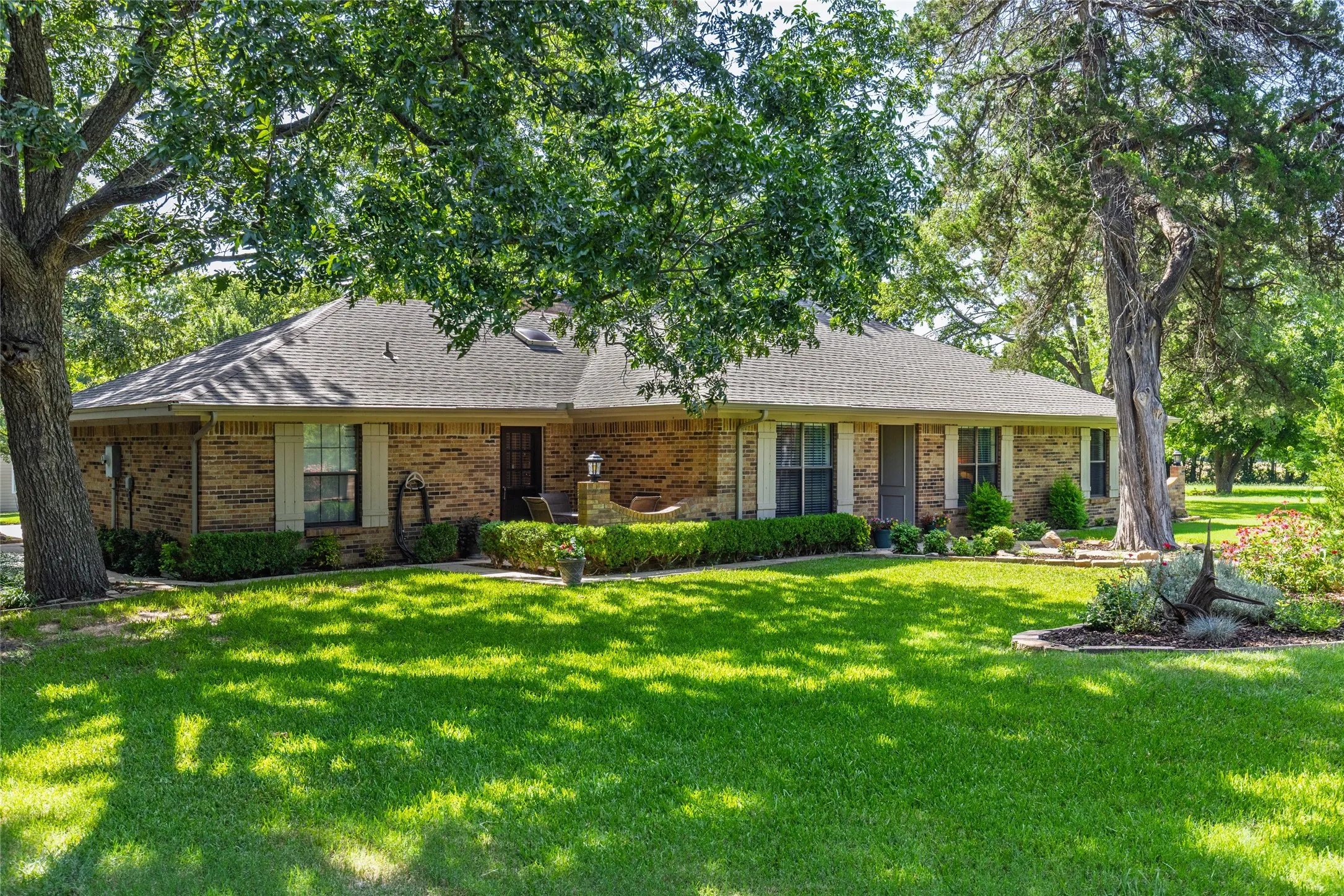 Single Family Residence For Sale in Collin County , 13020 County Road 290, Anna, Texas 75409, 3 Bedroom, 2 Bathroom, 2 Garage spaces, 1,588 Sqft, built in 1984, mls#21230228, Real Estate Agent in Anna, Homes For Sale in Collin county, Homes For Sale in Anna, Realtor in Anna Texas, Real Estate Brokerage Independent Realty Texas, Luminita Cordes Realtor
