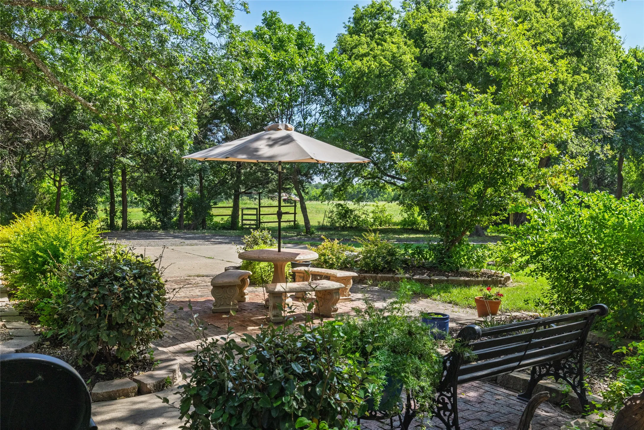Single Family Residence For Sale in Collin County , 13020 County Road 290, Anna, Texas 75409, 3 Bedroom, 2 Bathroom, 2 Garage spaces, 1,588 Sqft, built in 1984, mls#21230228, Real Estate Agent in Anna, Homes For Sale in Collin county, Homes For Sale in Anna, Realtor in Anna Texas, Real Estate Brokerage Independent Realty Texas, Luminita Cordes Realtor