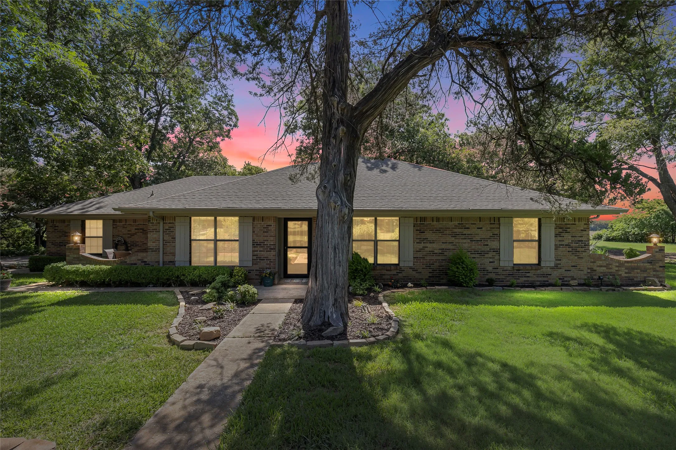 Single Family Residence For Sale in Collin County , 13020 County Road 290, Anna, Texas 75409, 3 Bedroom, 2 Bathroom, 2 Garage spaces, 1,588 Sqft, built in 1984, mls#21230228, Real Estate Agent in Anna, Homes For Sale in Collin county, Homes For Sale in Anna, Realtor in Anna Texas, Real Estate Brokerage Independent Realty Texas, Luminita Cordes Realtor