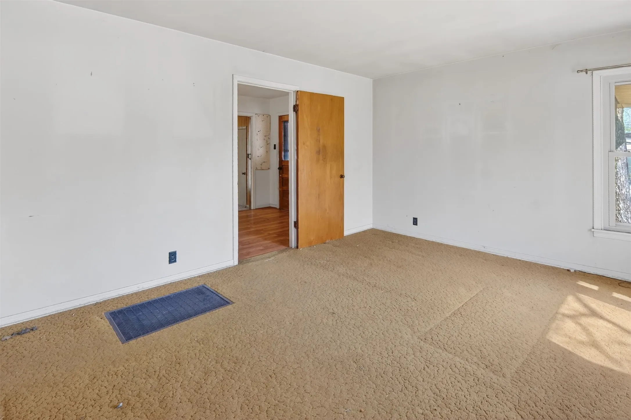 Single Family Residence For Sale in Parker County , 1224 S Brazos Street, Weatherford, Texas 76086, 3 Bedroom, 2 Bathroom, Garage spaces, 1,268 Sqft, built in 1958, Preowned, mls#21214078, Real Estate Agent in Weatherford, Homes For Sale in Parker county, Homes For Sale in Weatherford, Realtor in Weatherford Texas, Real Estate Brokerage Independent Realty Texas, Luminita Cordes Realtor