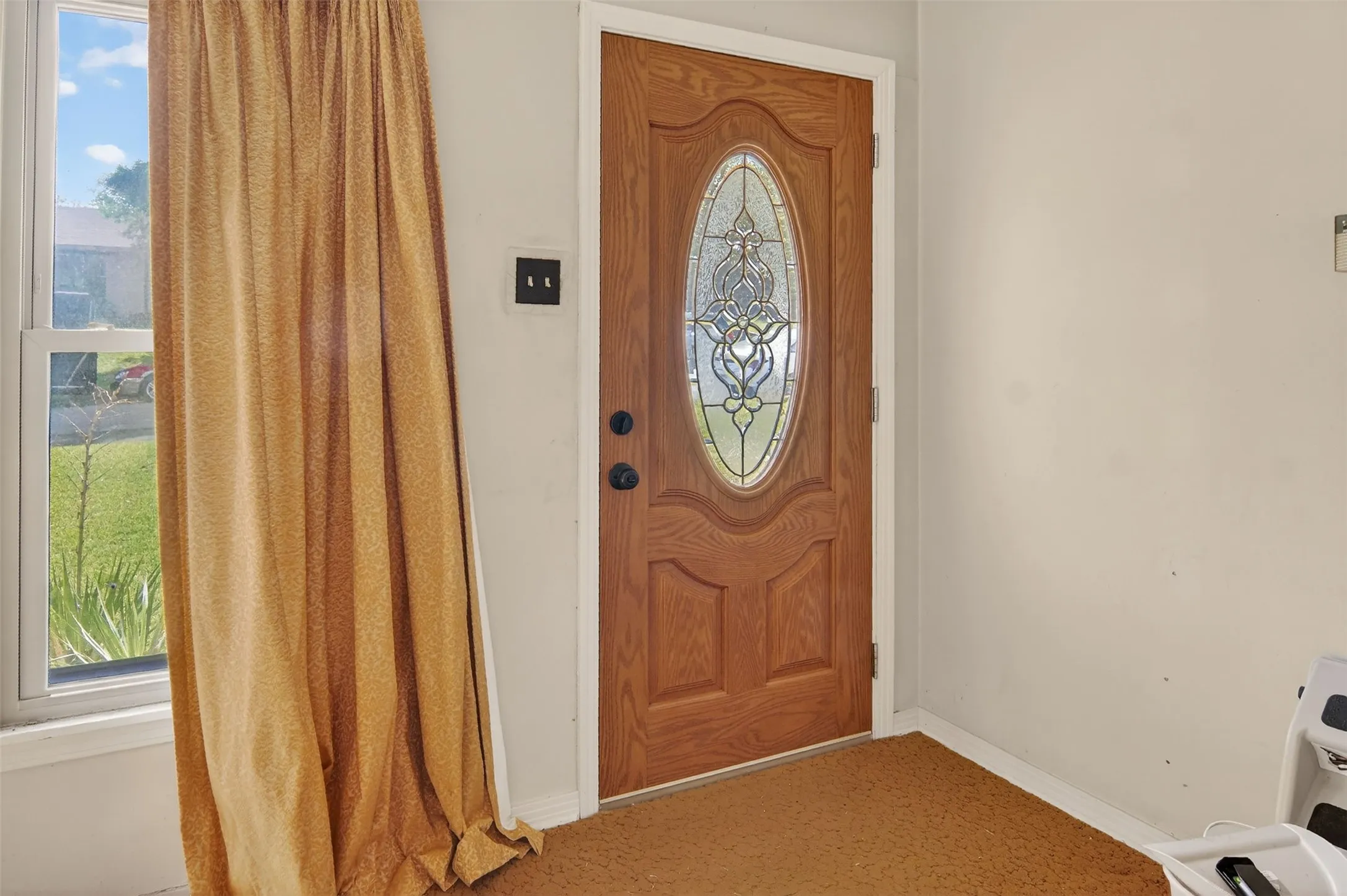 Entrance featuring decorative front door.