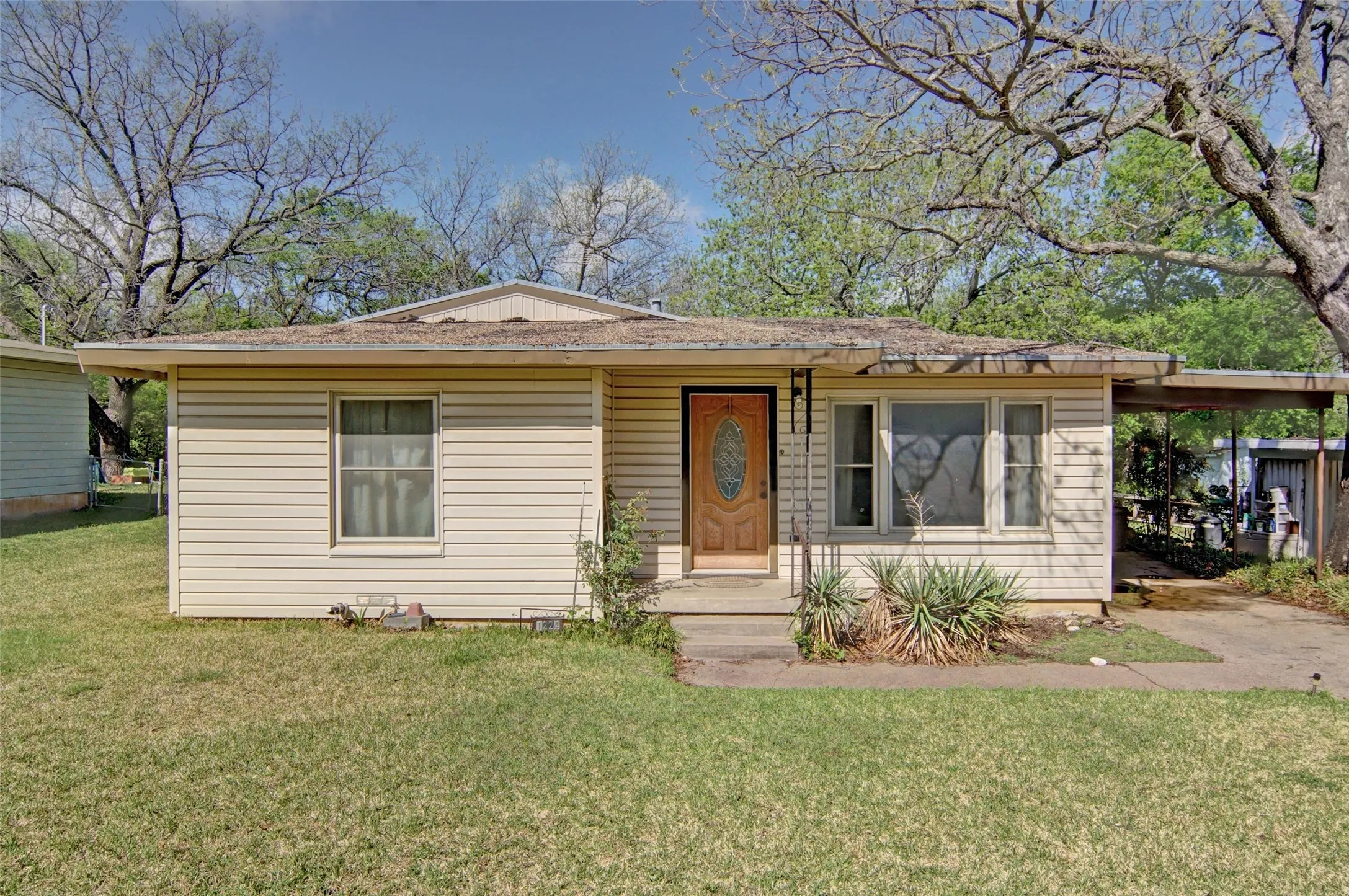 Single Family Residence For Sale in Parker County , 1224 S Brazos Street, Weatherford, Texas 76086, 3 Bedroom, 2 Bathroom, Garage spaces, 1,268 Sqft, built in 1958, Preowned, mls#21214078, Real Estate Agent in Weatherford, Homes For Sale in Parker county, Homes For Sale in Weatherford, Realtor in Weatherford Texas, Real Estate Brokerage Independent Realty Texas, Luminita Cordes Realtor