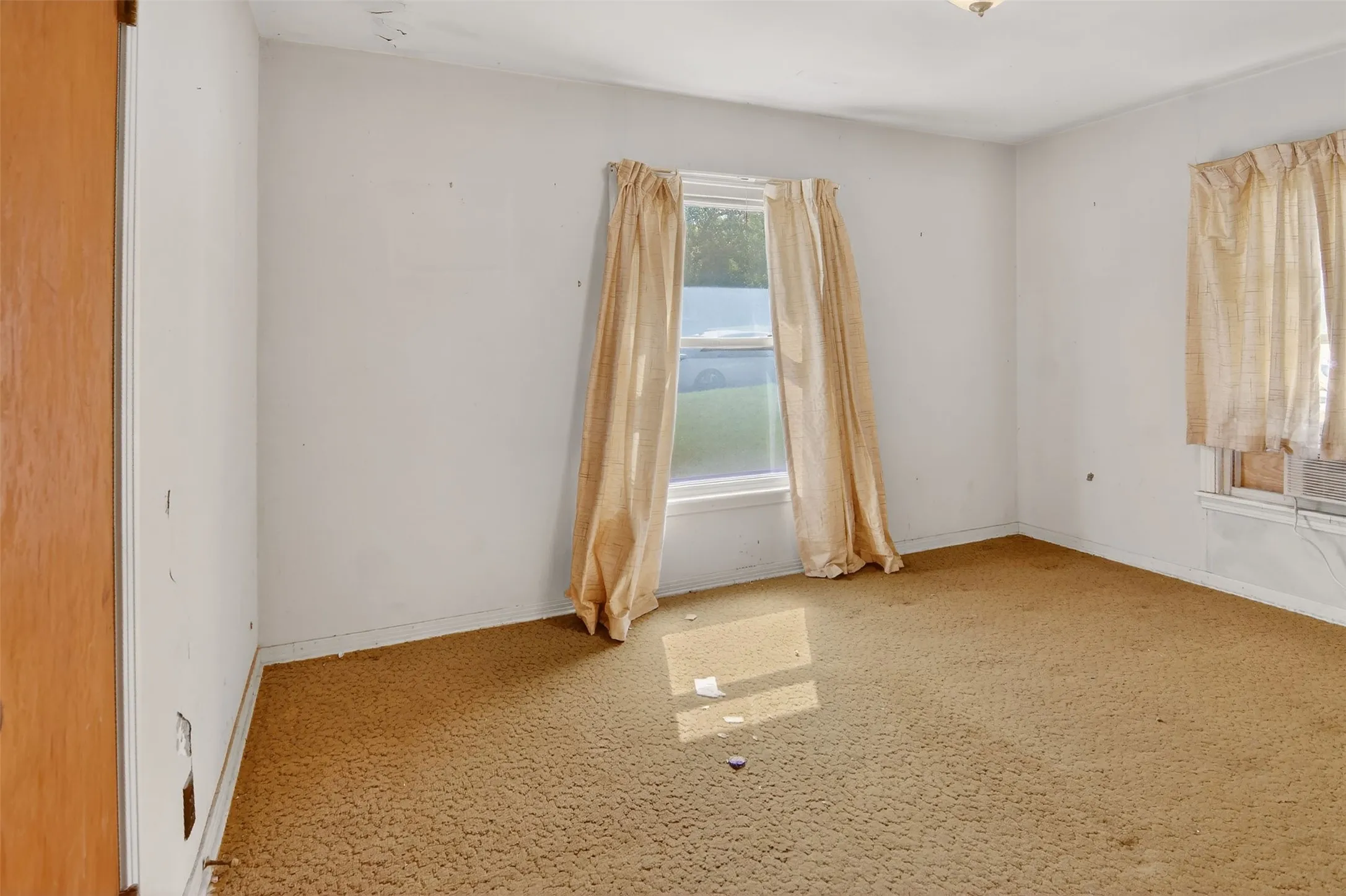 Third bedroom features carpet.