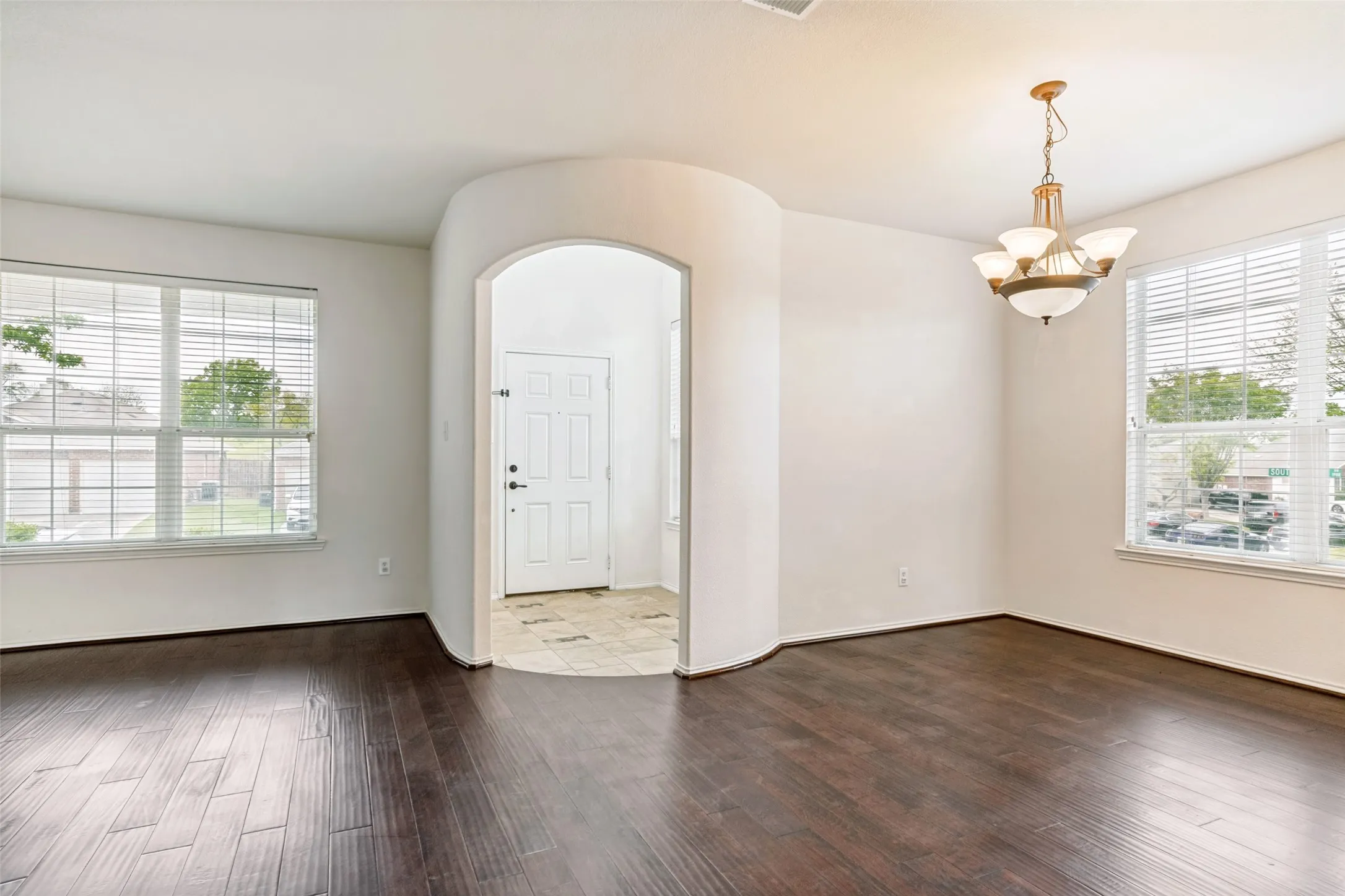 Single Family Residence For Sale in Dallas County , 1926 Rustic Creek Drive, Garland, Texas 75040, 5 Bedrooms, 4 Bathrooms, 2 Garage spaces, 3,297 Sqft, built in 2004, Price $474,000, mls#21230298, Real Estate Agent in Garland, Homes For Sale in Dallas county, Homes For Sale in Garland, Realtor in Garland Texas, Real Estate Brokerage Independent Realty Texas, Luminita Cordes Realtor