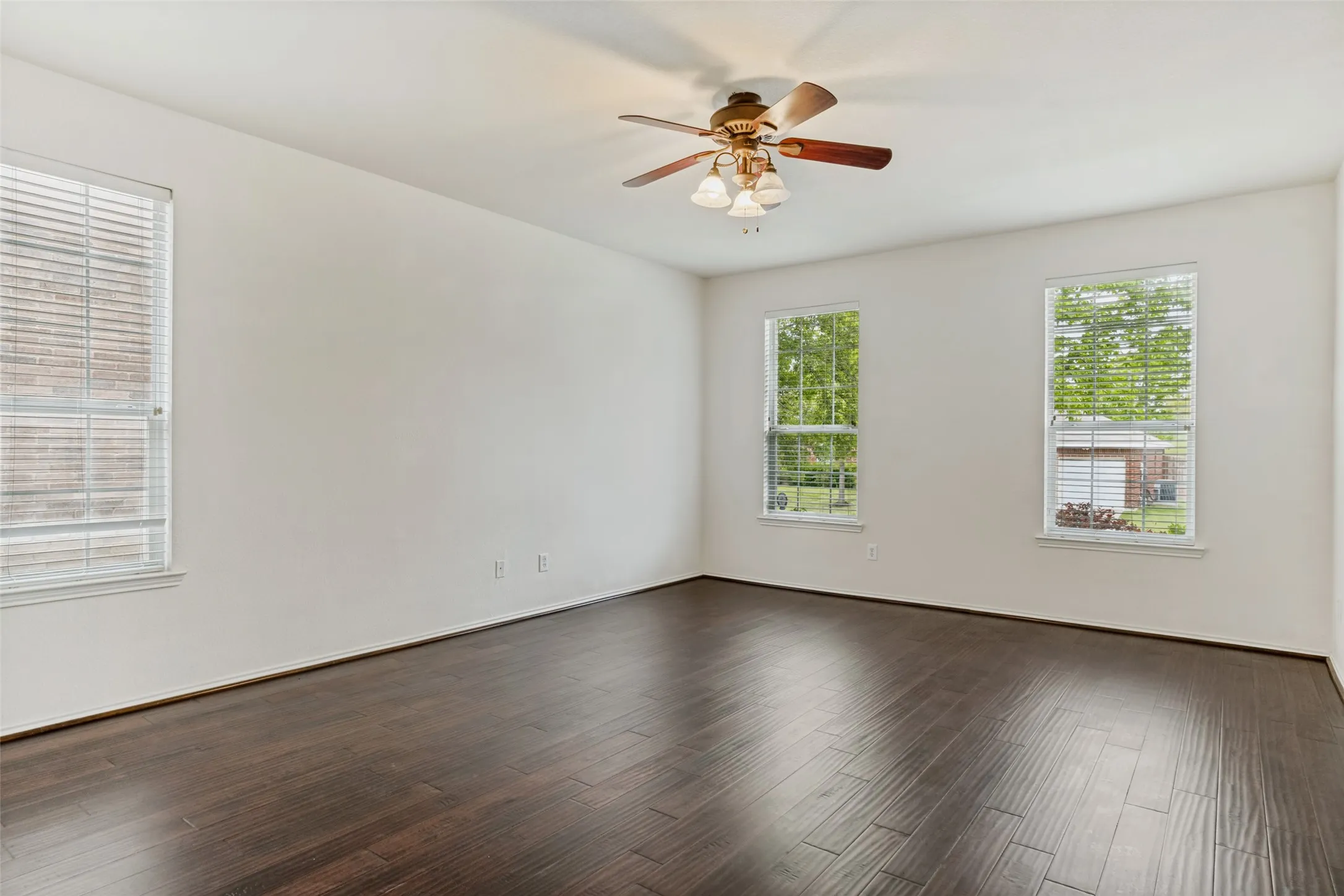 Single Family Residence For Sale in Dallas County , 1926 Rustic Creek Drive, Garland, Texas 75040, 5 Bedrooms, 4 Bathrooms, 2 Garage spaces, 3,297 Sqft, built in 2004, Price $474,000, mls#21230298, Real Estate Agent in Garland, Homes For Sale in Dallas county, Homes For Sale in Garland, Realtor in Garland Texas, Real Estate Brokerage Independent Realty Texas, Luminita Cordes Realtor