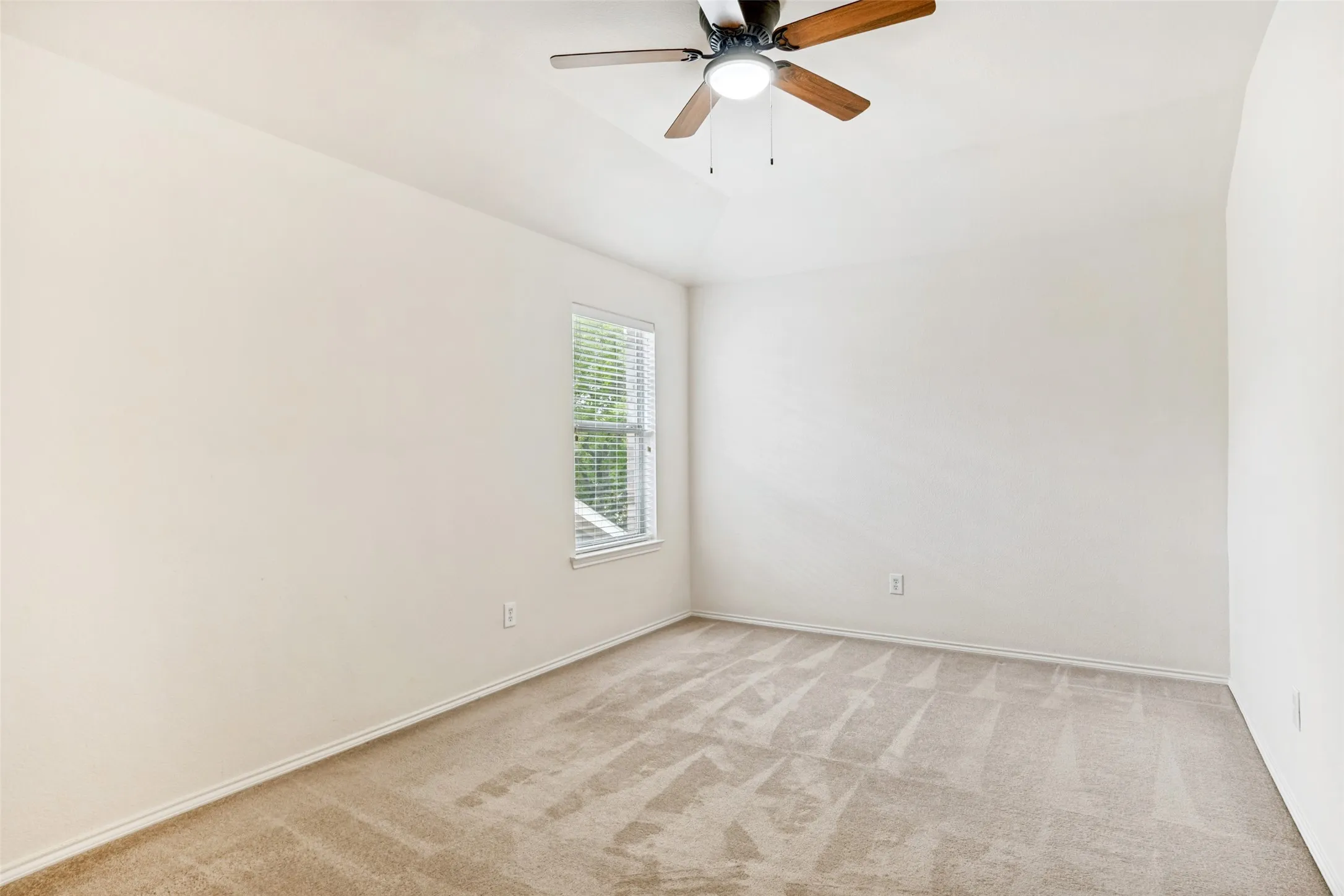 Single Family Residence For Sale in Dallas County , 1926 Rustic Creek Drive, Garland, Texas 75040, 5 Bedrooms, 4 Bathrooms, 2 Garage spaces, 3,297 Sqft, built in 2004, Price $474,000, mls#21230298, Real Estate Agent in Garland, Homes For Sale in Dallas county, Homes For Sale in Garland, Realtor in Garland Texas, Real Estate Brokerage Independent Realty Texas, Luminita Cordes Realtor
