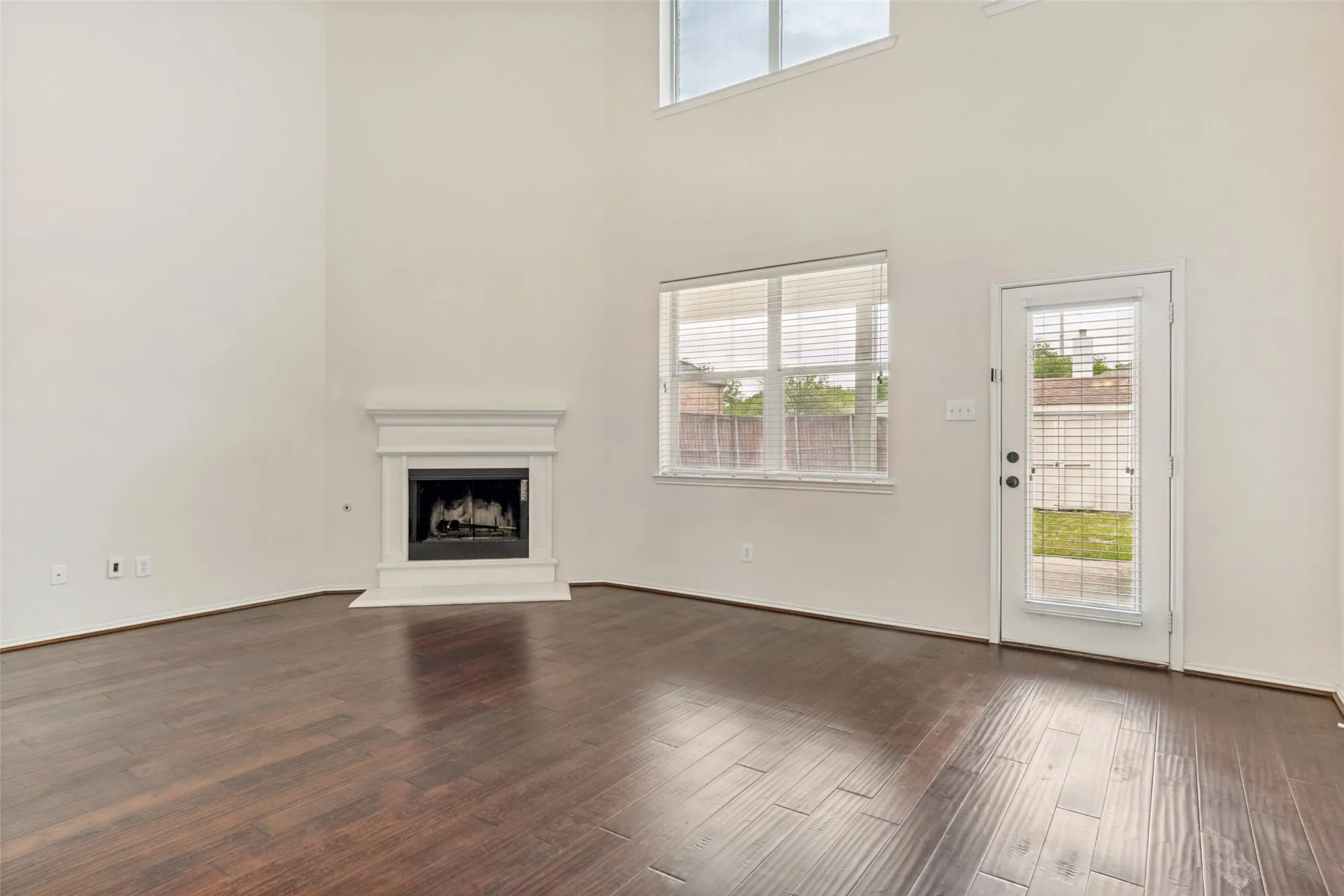 Single Family Residence For Sale in Dallas County , 1926 Rustic Creek Drive, Garland, Texas 75040, 5 Bedrooms, 4 Bathrooms, 2 Garage spaces, 3,297 Sqft, built in 2004, Price $474,000, mls#21230298, Real Estate Agent in Garland, Homes For Sale in Dallas county, Homes For Sale in Garland, Realtor in Garland Texas, Real Estate Brokerage Independent Realty Texas, Luminita Cordes Realtor