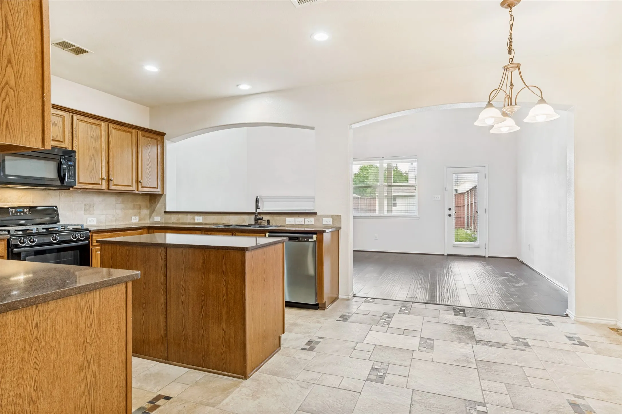 Single Family Residence For Sale in Dallas County , 1926 Rustic Creek Drive, Garland, Texas 75040, 5 Bedrooms, 4 Bathrooms, 2 Garage spaces, 3,297 Sqft, built in 2004, Price $474,000, mls#21230298, Real Estate Agent in Garland, Homes For Sale in Dallas county, Homes For Sale in Garland, Realtor in Garland Texas, Real Estate Brokerage Independent Realty Texas, Luminita Cordes Realtor