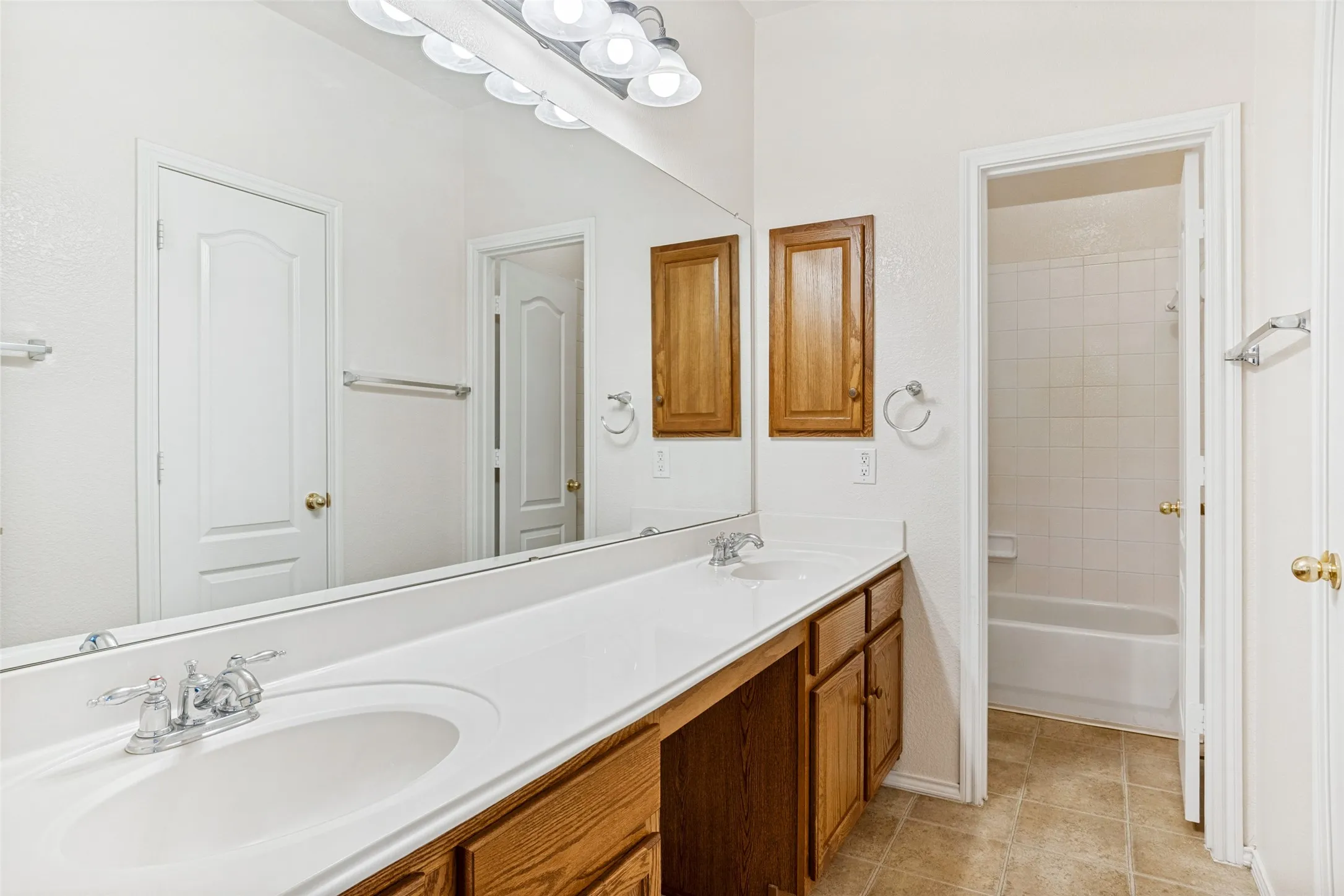 Single Family Residence For Sale in Dallas County , 1926 Rustic Creek Drive, Garland, Texas 75040, 5 Bedrooms, 4 Bathrooms, 2 Garage spaces, 3,297 Sqft, built in 2004, Price $474,000, mls#21230298, Real Estate Agent in Garland, Homes For Sale in Dallas county, Homes For Sale in Garland, Realtor in Garland Texas, Real Estate Brokerage Independent Realty Texas, Luminita Cordes Realtor