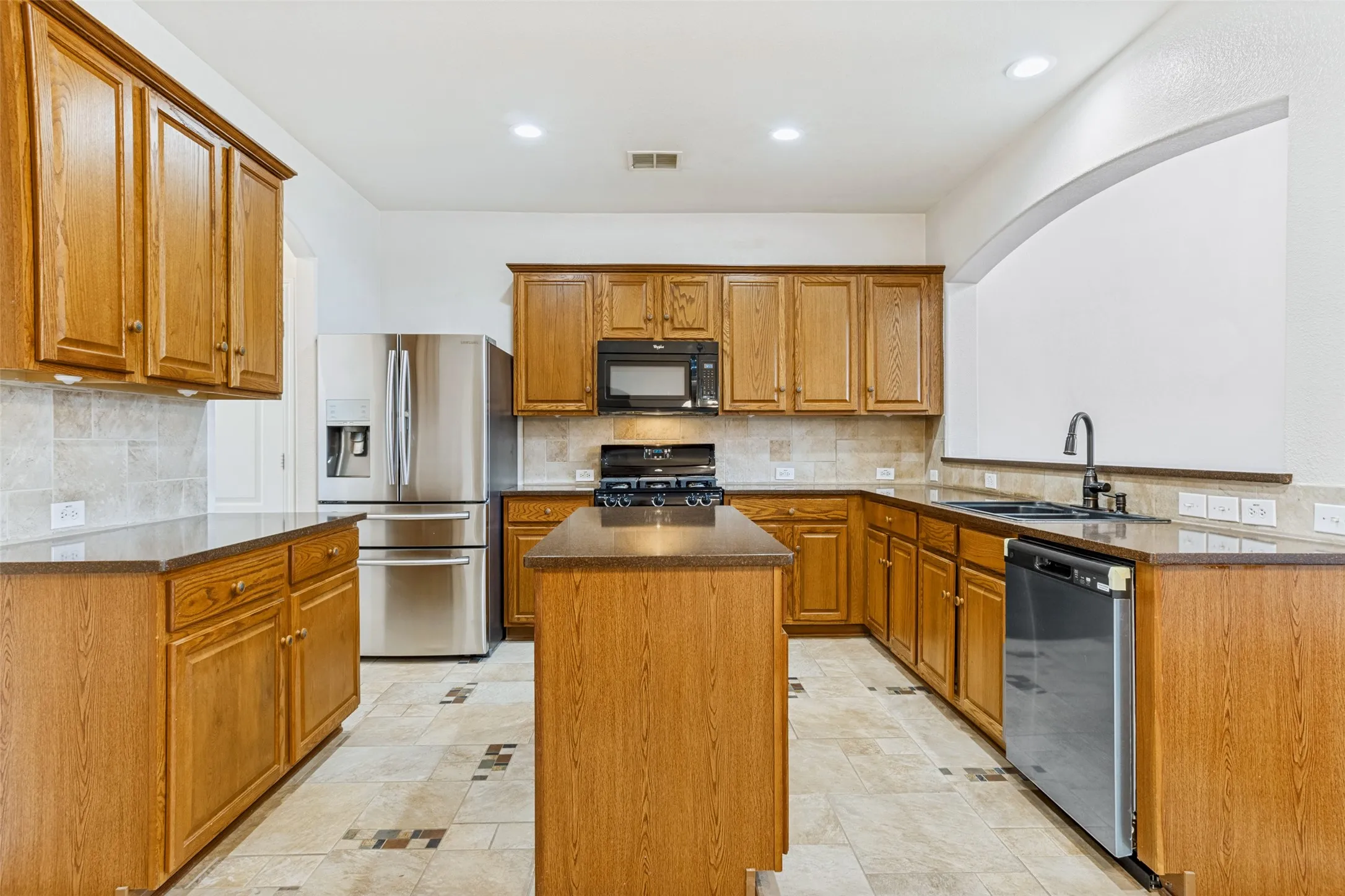 Single Family Residence For Sale in Dallas County , 1926 Rustic Creek Drive, Garland, Texas 75040, 5 Bedrooms, 4 Bathrooms, 2 Garage spaces, 3,297 Sqft, built in 2004, Price $474,000, mls#21230298, Real Estate Agent in Garland, Homes For Sale in Dallas county, Homes For Sale in Garland, Realtor in Garland Texas, Real Estate Brokerage Independent Realty Texas, Luminita Cordes Realtor