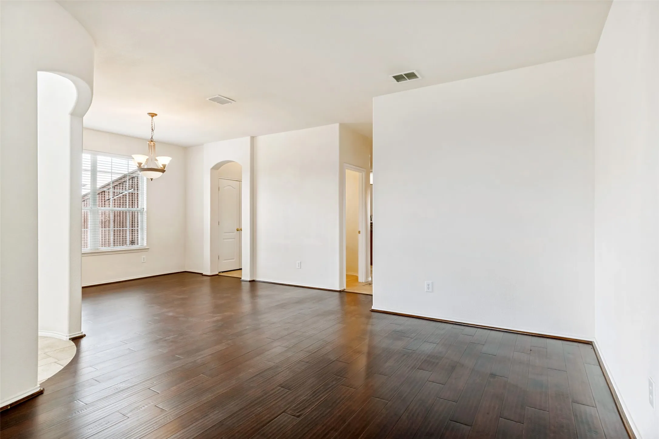 Single Family Residence For Sale in Dallas County , 1926 Rustic Creek Drive, Garland, Texas 75040, 5 Bedrooms, 4 Bathrooms, 2 Garage spaces, 3,297 Sqft, built in 2004, Price $474,000, mls#21230298, Real Estate Agent in Garland, Homes For Sale in Dallas county, Homes For Sale in Garland, Realtor in Garland Texas, Real Estate Brokerage Independent Realty Texas, Luminita Cordes Realtor