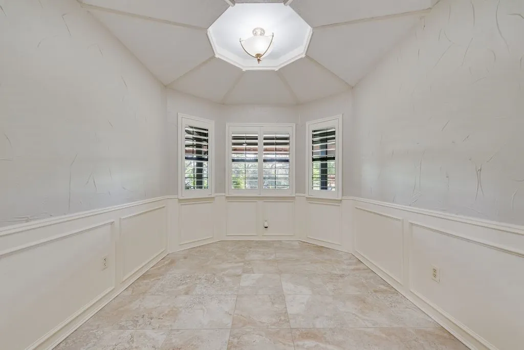 Kitchen eating area.