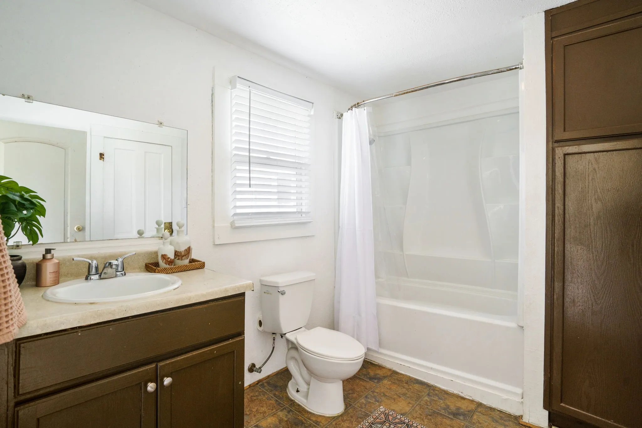 Apartment For Sale in Collin County , 303 N Waddill Street, Mc Kinney, Texas 75069, 8 Bedroom, 8 Bathroom, 5 Garage spaces, 5,960 Sqft, built in 1953, Preowned, mls#21184202, Real Estate Agent in Mc Kinney, Homes For Sale in Collin county, Homes For Sale in Mc Kinney, Realtor in Mc Kinney Texas, Real Estate Brokerage Independent Realty Texas, Luminita Cordes Realtor