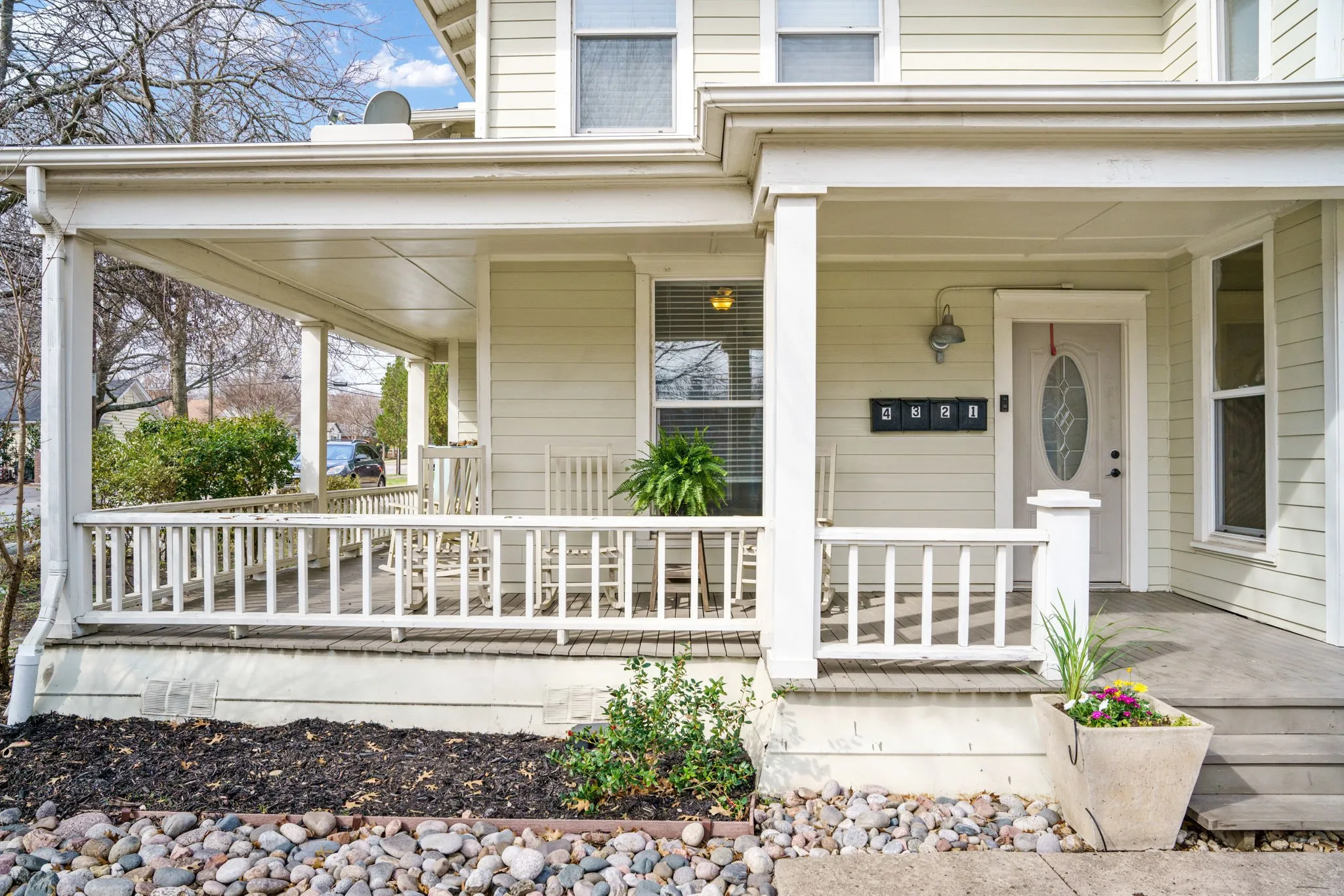 Tenants or guests can relax and take in the character of Historic McKinney, all just steps from the downtown square.