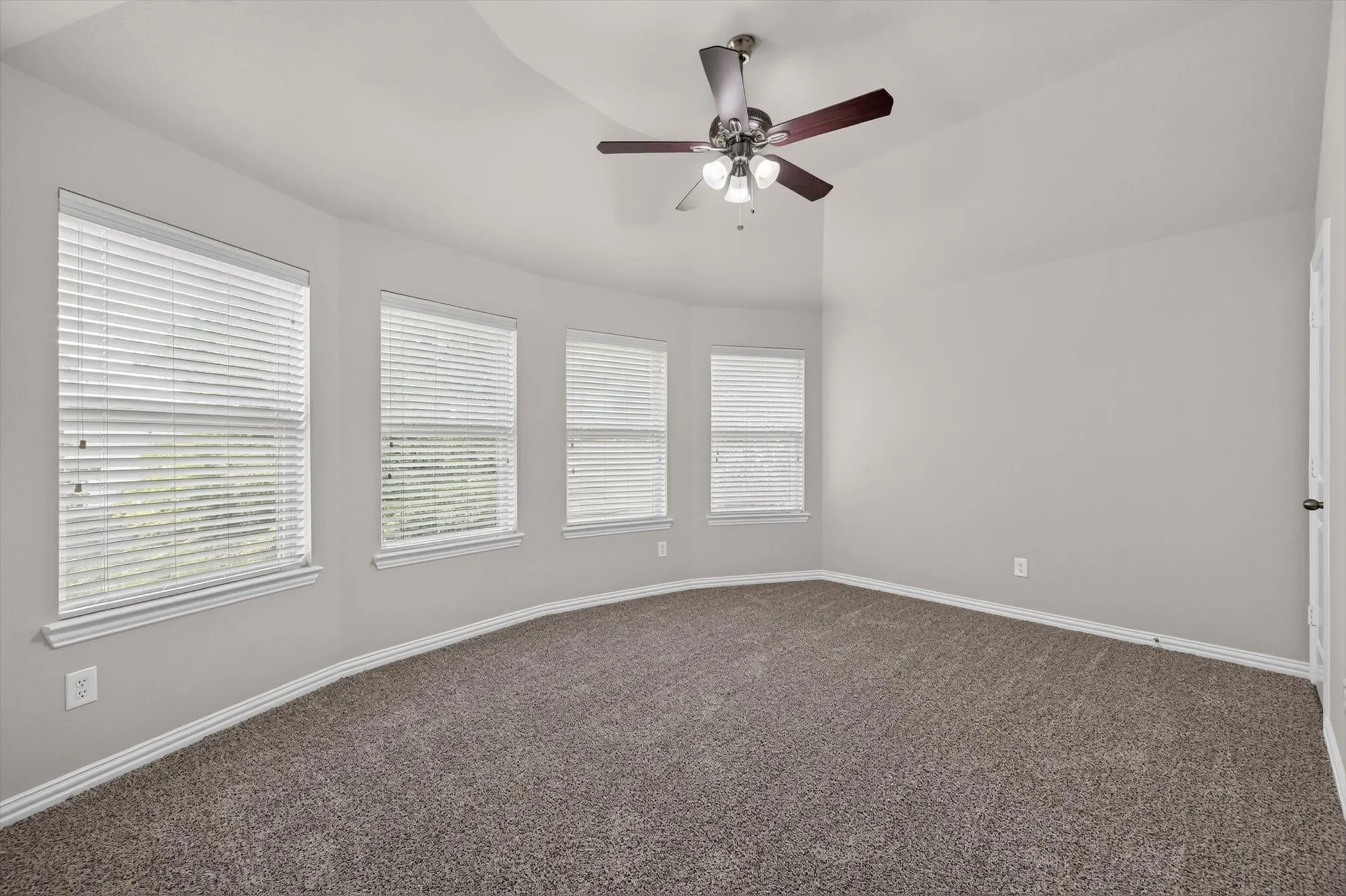 Single Family Residence For Rent in Collin County , 10513 Sedalia Drive, Mc Kinney, Texas 75072, 5 Bedroom, 4 Bathroom, 2 Garage spaces, 3,553 Sqft, built in 2011, Preowned, mls#21230302, Real Estate Agent in Mc Kinney, Homes For Rent in Collin county, Homes For Rent in Mc Kinney, Realtor in Mc Kinney Texas, Real Estate Brokerage Independent Realty Texas, Luminita Cordes Realtor