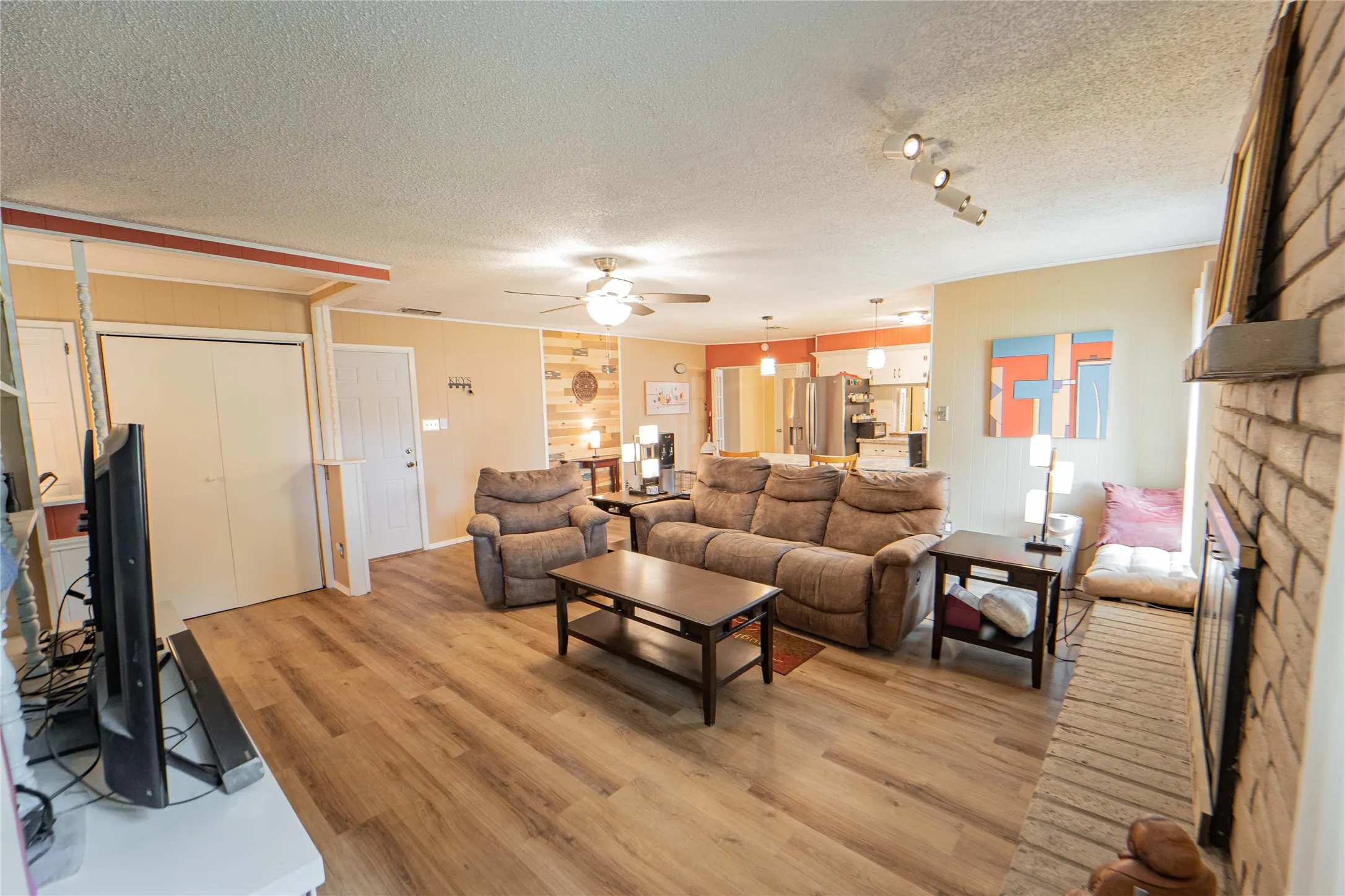 Living room with a fireplace with raised hearth
