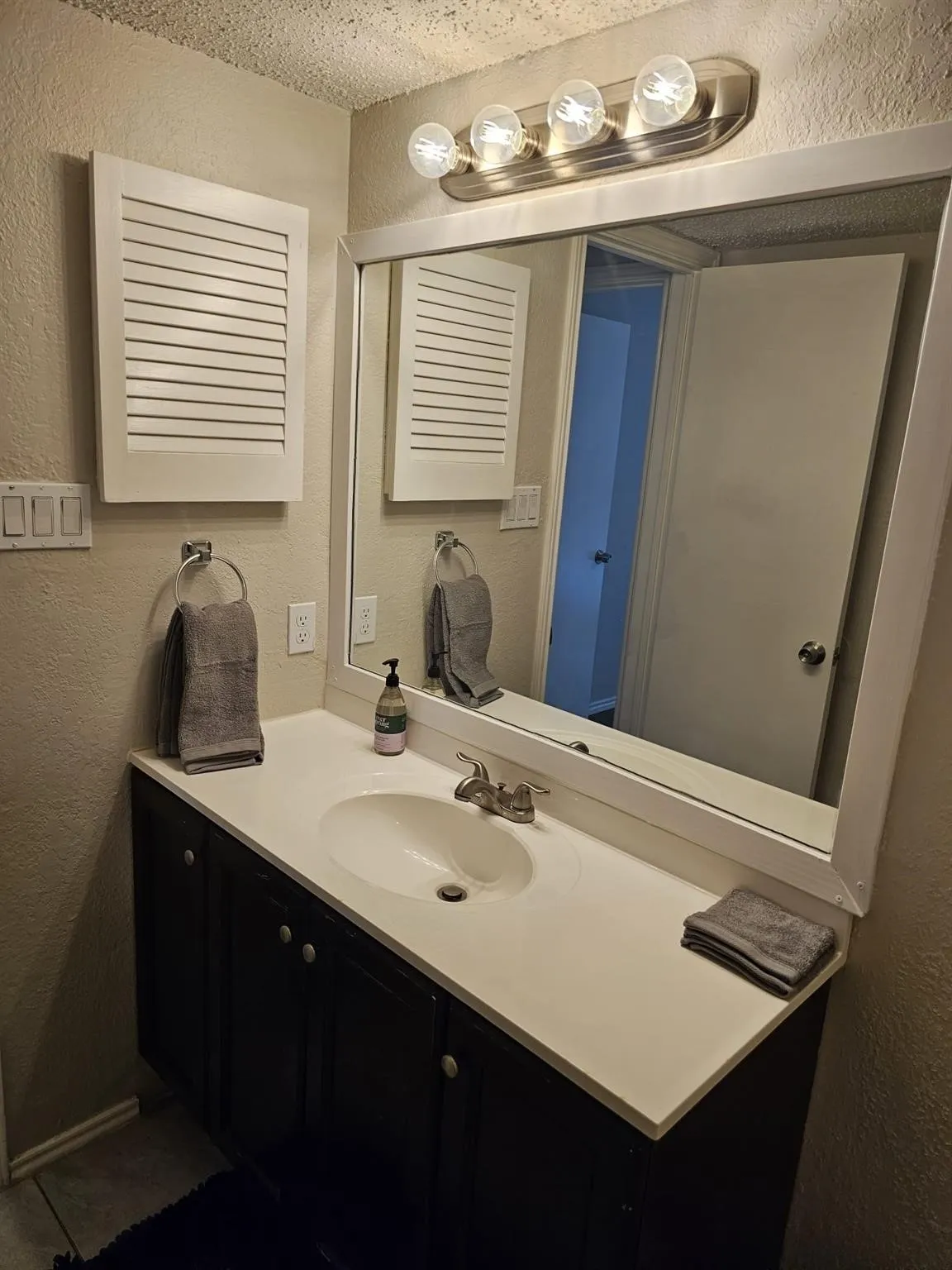 Condominium For Rent in Tarrant County , 1728 Crest Point Drive, Arlington, Texas 76012, 1 Bedroom, 1 Bathroom, Garage spaces, 641 Sqft, built in 1983, mls#21230398, Real Estate Agent in Arlington, Homes For Rent in Tarrant county, Homes For Rent in Arlington, Realtor in Arlington Texas, Real Estate Brokerage Independent Realty Texas, Luminita Cordes Realtor