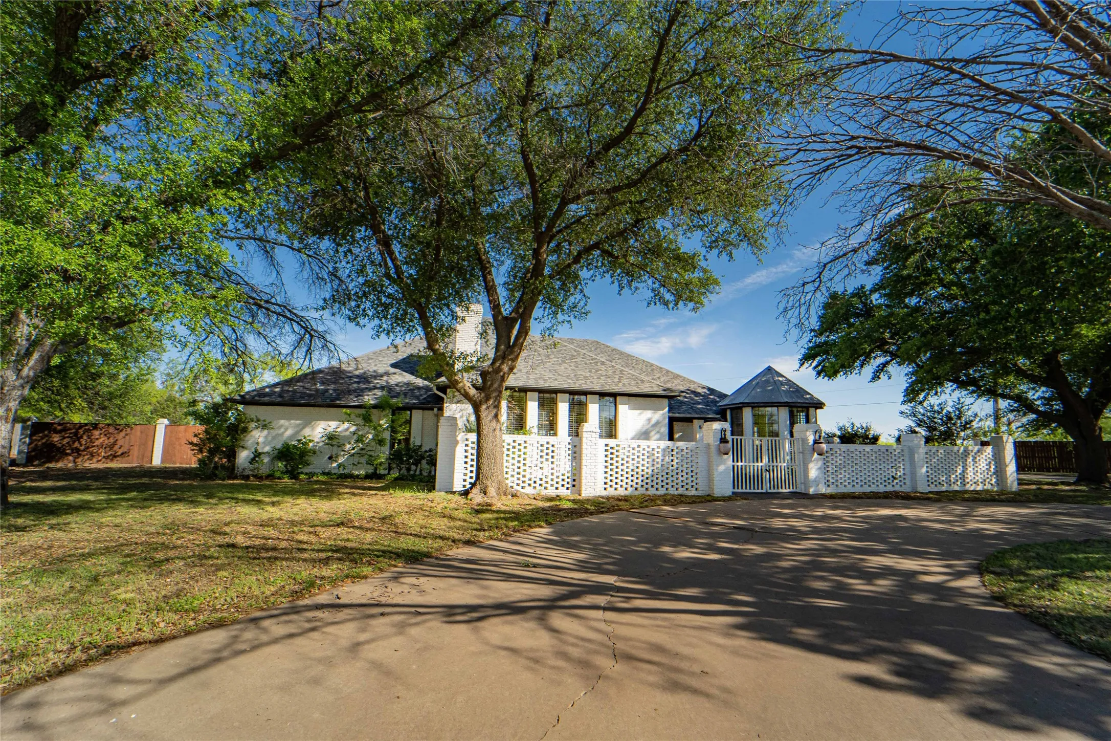 Single Family Residence For Sale in Stephens County , 8 Chaparral Lane, Breckenridge, Texas 76424, 3 Bedrooms, 4 Bathrooms, 4 Garage spaces, 3,542 Sqft, built in 1980, Price $410,000, mls#21229916, Real Estate Agent in Breckenridge, Homes For Sale in Stephens county, Homes For Sale in Breckenridge, Realtor in Breckenridge Texas, Real Estate Brokerage Independent Realty Texas, Luminita Cordes Realtor