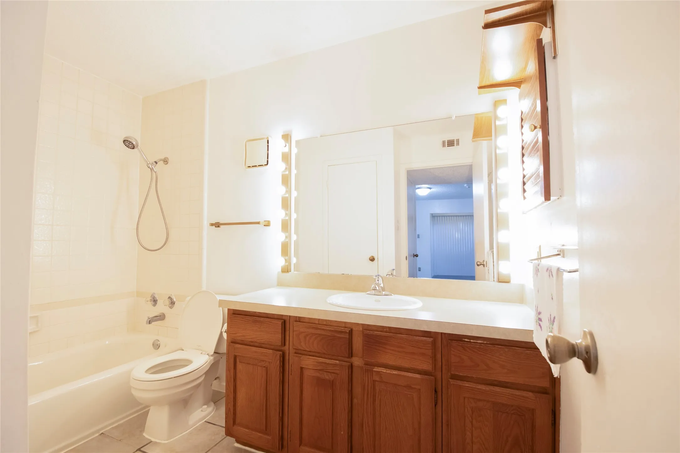 Condominium For Sale in Dallas County , 11460 Audelia Road 272, Dallas, Texas 75243, 2 Bedroom, 2 Bathroom, Garage spaces, 1,087 Sqft, built in 1980, mls#21230448, Real Estate Agent in Dallas, Homes For Sale in Dallas county, Homes For Sale in Dallas, Realtor in Dallas Texas, Real Estate Brokerage Independent Realty Texas, Luminita Cordes Realtor