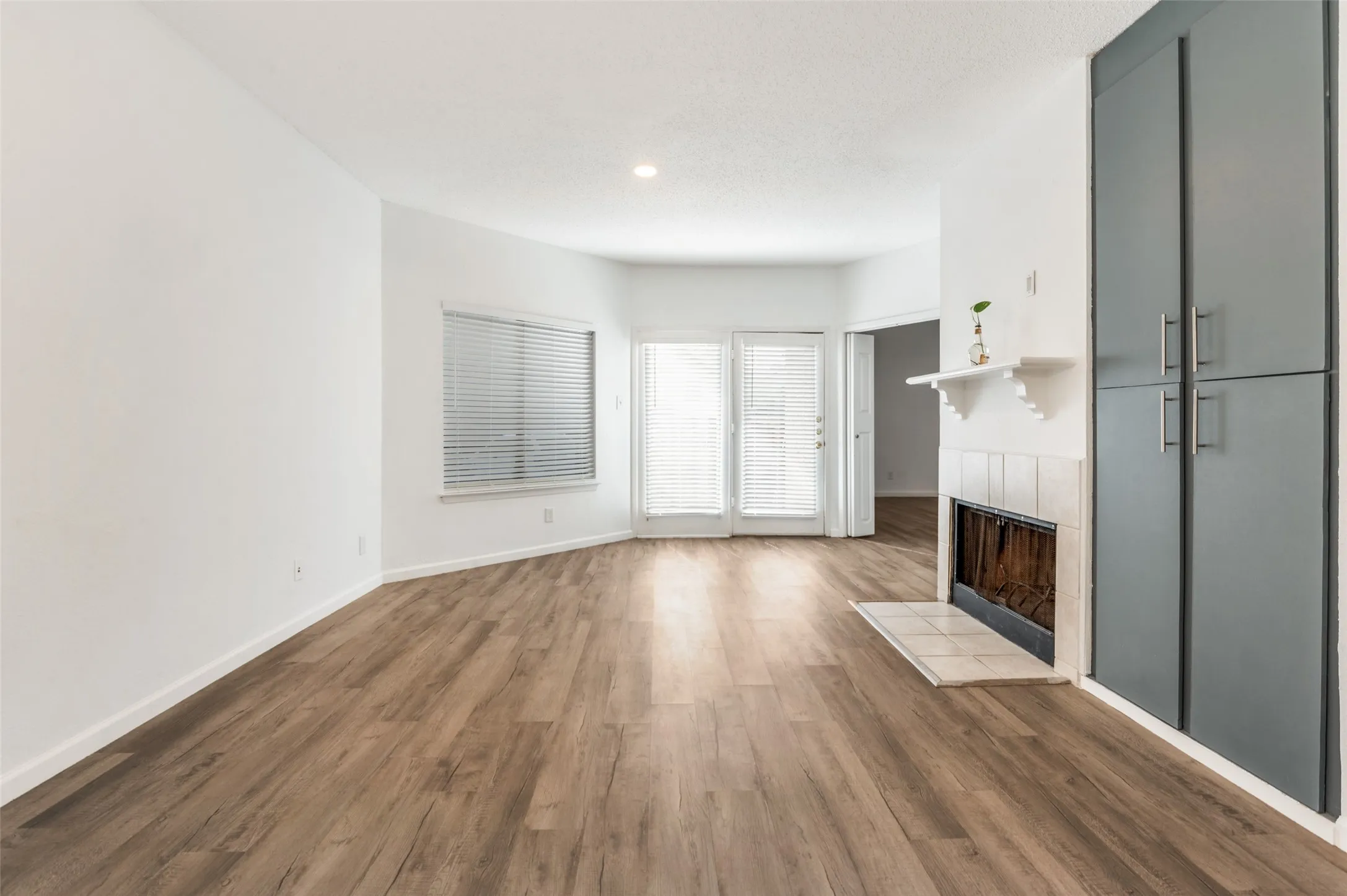 Condominium For Sale in Dallas County , 5550 Spring Valley Road G16, Dallas, Texas 75254, 1 Bedroom, 1 Bathroom, Garage spaces, 676 Sqft, built in 1983, mls#21230178, Real Estate Agent in Dallas, Homes For Sale in Dallas county, Homes For Sale in Dallas, Realtor in Dallas Texas, Real Estate Brokerage Independent Realty Texas, Luminita Cordes Realtor