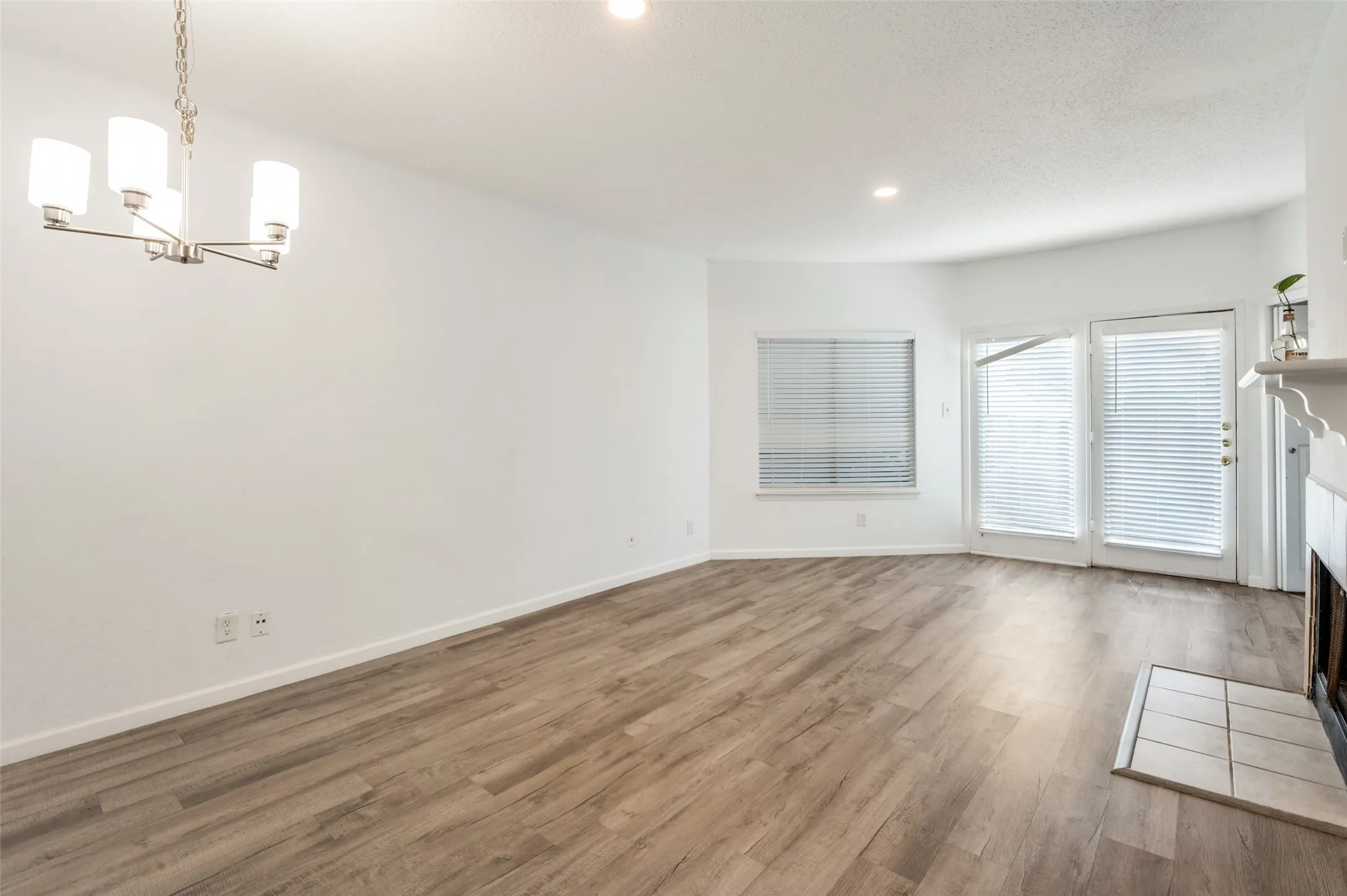 Condominium For Sale in Dallas County , 5550 Spring Valley Road G16, Dallas, Texas 75254, 1 Bedroom, 1 Bathroom, Garage spaces, 676 Sqft, built in 1983, mls#21230178, Real Estate Agent in Dallas, Homes For Sale in Dallas county, Homes For Sale in Dallas, Realtor in Dallas Texas, Real Estate Brokerage Independent Realty Texas, Luminita Cordes Realtor