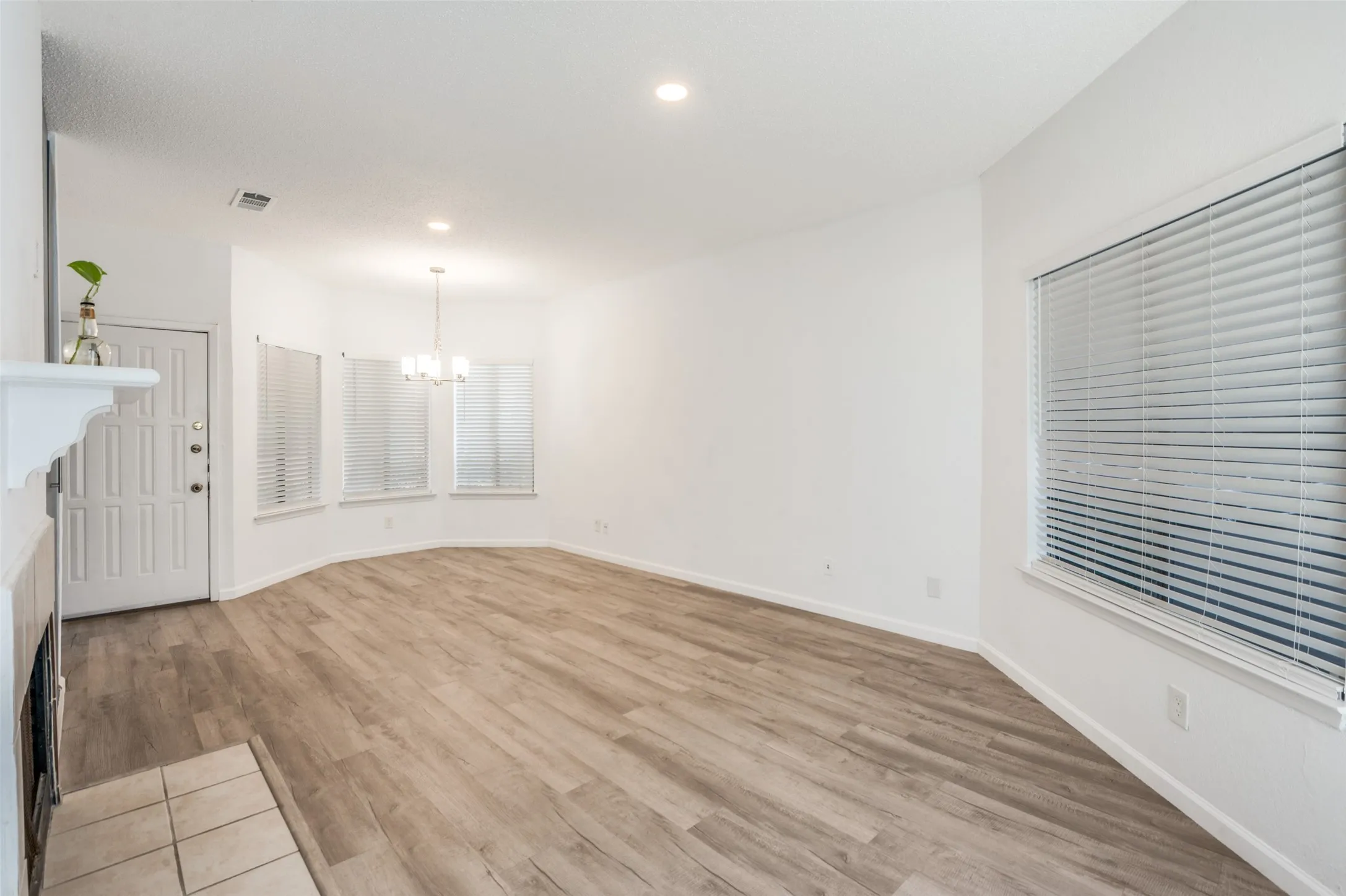 Condominium For Sale in Dallas County , 5550 Spring Valley Road G16, Dallas, Texas 75254, 1 Bedroom, 1 Bathroom, Garage spaces, 676 Sqft, built in 1983, mls#21230178, Real Estate Agent in Dallas, Homes For Sale in Dallas county, Homes For Sale in Dallas, Realtor in Dallas Texas, Real Estate Brokerage Independent Realty Texas, Luminita Cordes Realtor