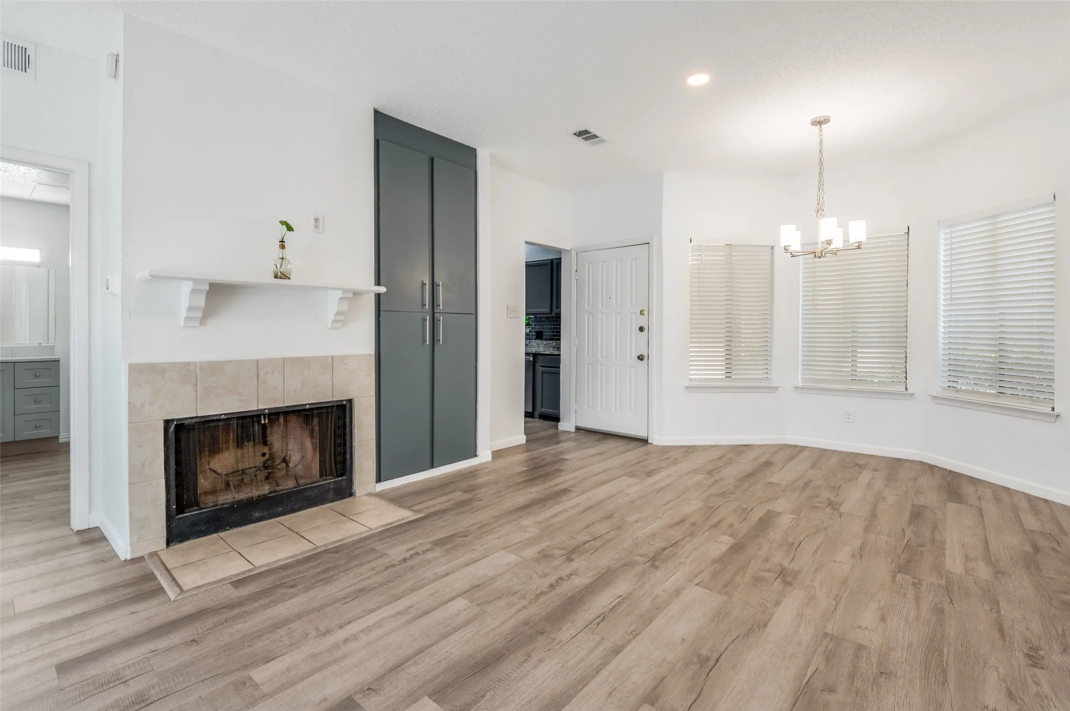 Condominium For Sale in Dallas County , 5550 Spring Valley Road G16, Dallas, Texas 75254, 1 Bedroom, 1 Bathroom, Garage spaces, 676 Sqft, built in 1983, mls#21230178, Real Estate Agent in Dallas, Homes For Sale in Dallas county, Homes For Sale in Dallas, Realtor in Dallas Texas, Real Estate Brokerage Independent Realty Texas, Luminita Cordes Realtor