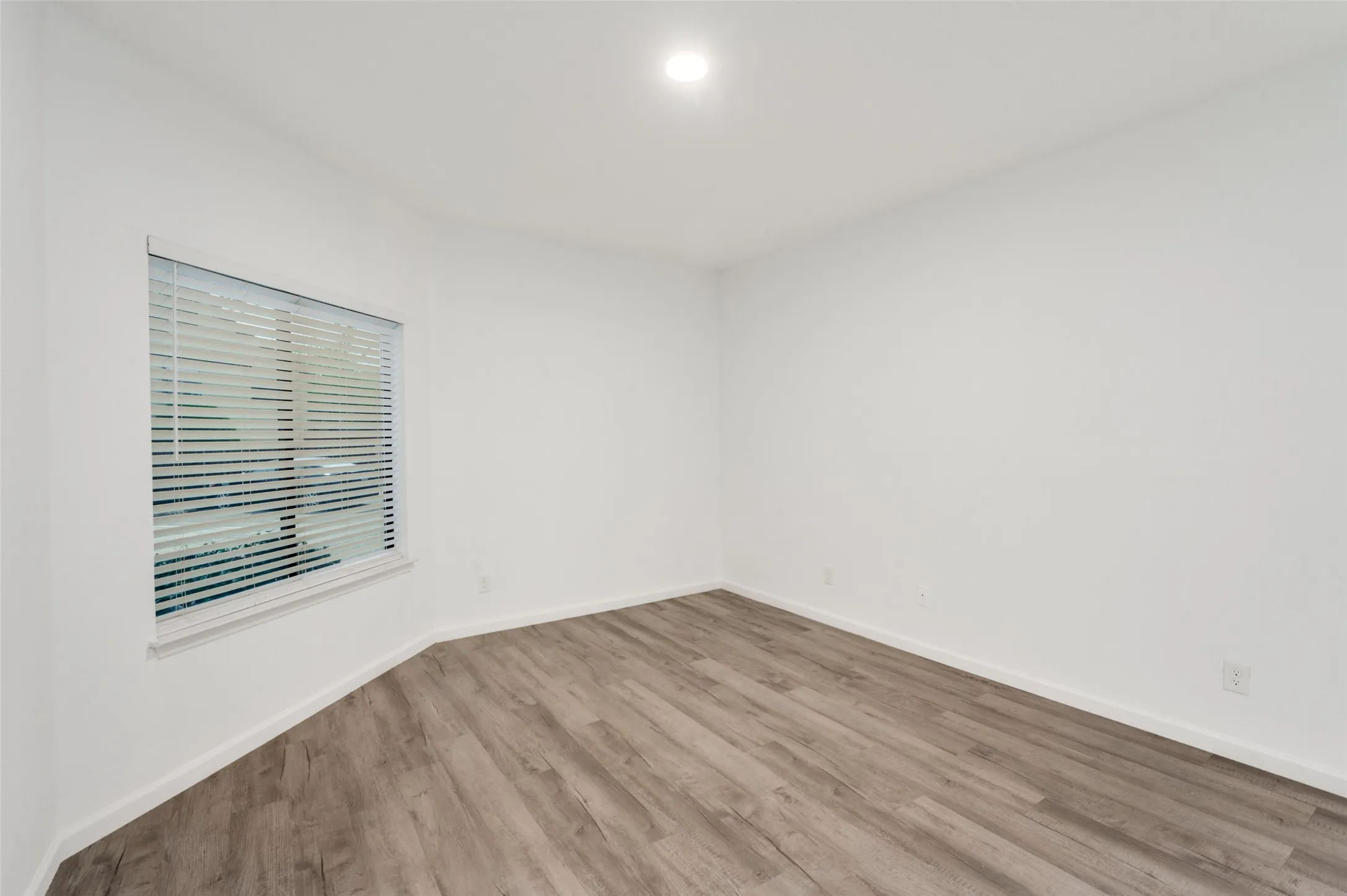 Condominium For Sale in Dallas County , 5550 Spring Valley Road G16, Dallas, Texas 75254, 1 Bedroom, 1 Bathroom, Garage spaces, 676 Sqft, built in 1983, mls#21230178, Real Estate Agent in Dallas, Homes For Sale in Dallas county, Homes For Sale in Dallas, Realtor in Dallas Texas, Real Estate Brokerage Independent Realty Texas, Luminita Cordes Realtor