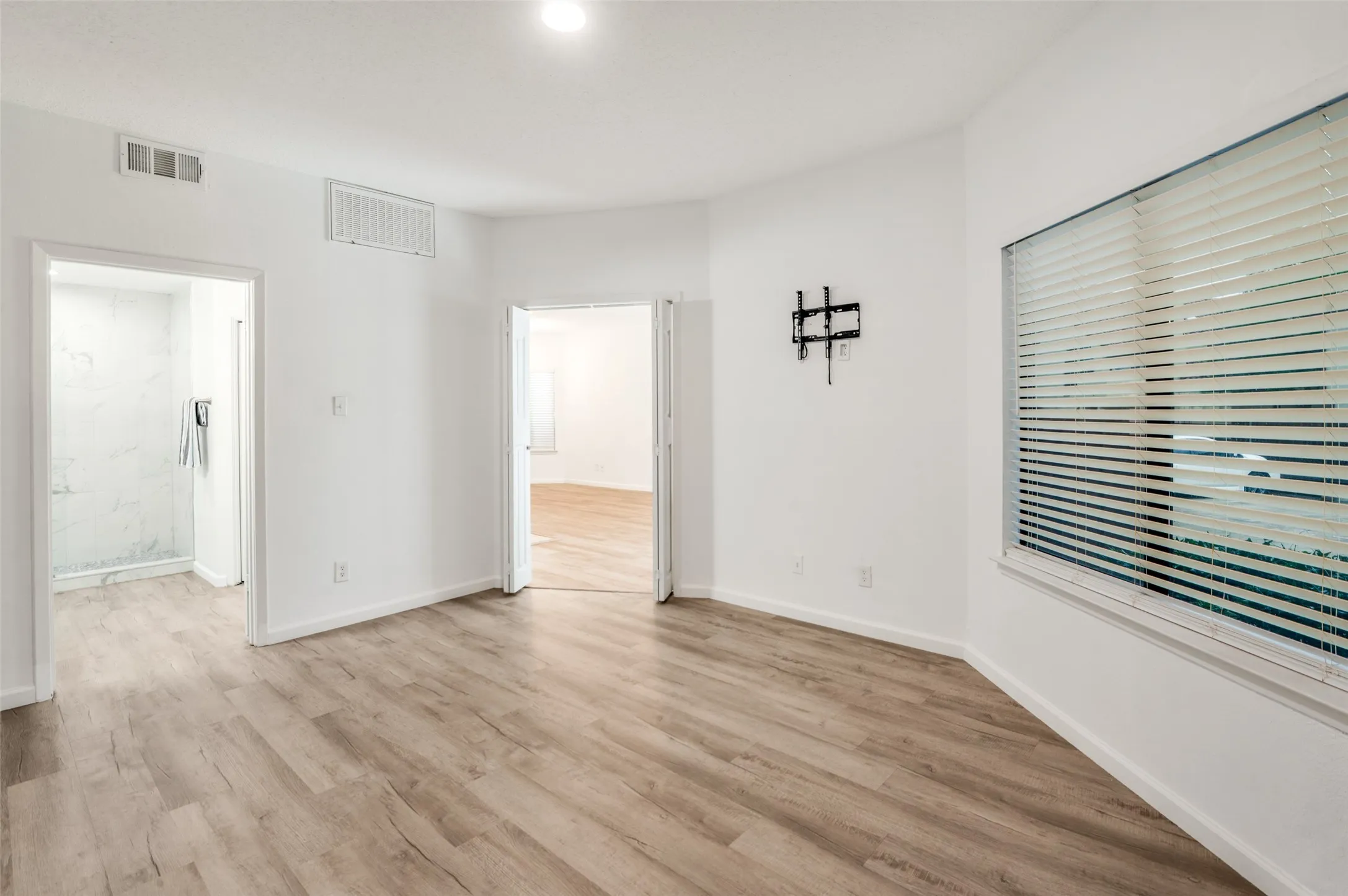 Condominium For Sale in Dallas County , 5550 Spring Valley Road G16, Dallas, Texas 75254, 1 Bedroom, 1 Bathroom, Garage spaces, 676 Sqft, built in 1983, mls#21230178, Real Estate Agent in Dallas, Homes For Sale in Dallas county, Homes For Sale in Dallas, Realtor in Dallas Texas, Real Estate Brokerage Independent Realty Texas, Luminita Cordes Realtor