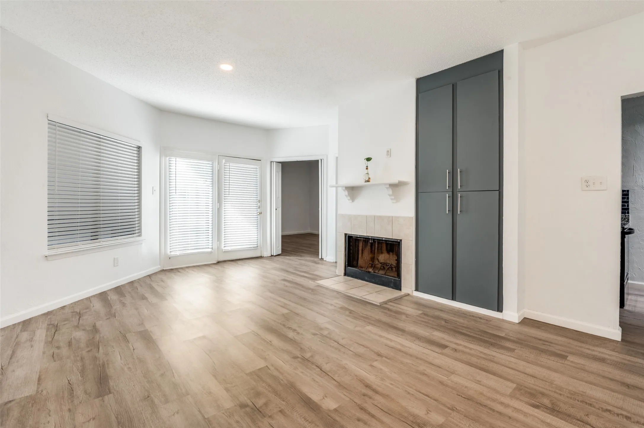 Condominium For Sale in Dallas County , 5550 Spring Valley Road G16, Dallas, Texas 75254, 1 Bedroom, 1 Bathroom, Garage spaces, 676 Sqft, built in 1983, mls#21230178, Real Estate Agent in Dallas, Homes For Sale in Dallas county, Homes For Sale in Dallas, Realtor in Dallas Texas, Real Estate Brokerage Independent Realty Texas, Luminita Cordes Realtor