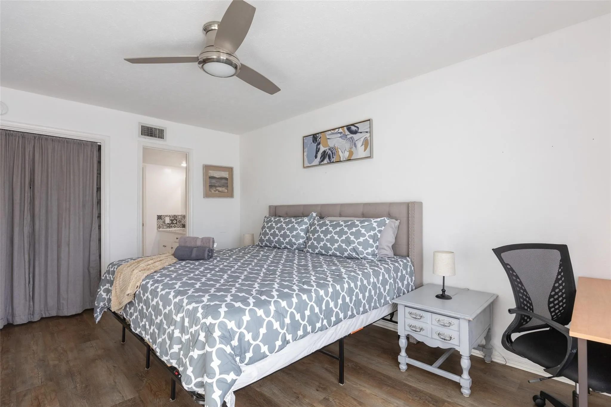 Condominium For Rent in Dallas County , 5881 Preston View Boulevard 215, Dallas, Texas 75240, 2 Bedroom, 2 Bathroom, Garage spaces, 1,017 Sqft, built in 1968, Preowned, mls#21230554, Real Estate Agent in Dallas, Homes For Rent in Dallas county, Homes For Rent in Dallas, Realtor in Dallas Texas, Real Estate Brokerage Independent Realty Texas, Luminita Cordes Realtor