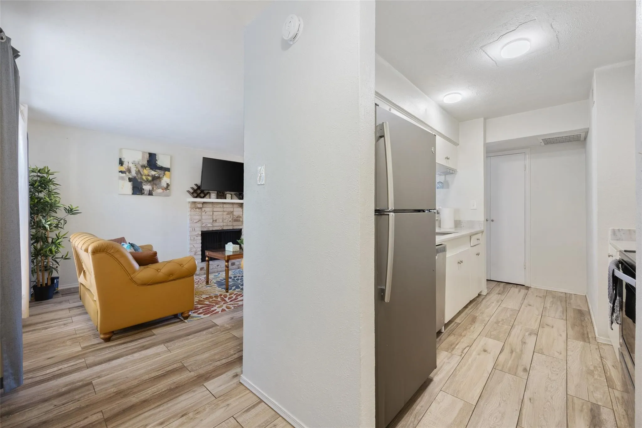 Condominium For Rent in Dallas County , 5881 Preston View Boulevard 215, Dallas, Texas 75240, 2 Bedroom, 2 Bathroom, Garage spaces, 1,017 Sqft, built in 1968, Preowned, mls#21230554, Real Estate Agent in Dallas, Homes For Rent in Dallas county, Homes For Rent in Dallas, Realtor in Dallas Texas, Real Estate Brokerage Independent Realty Texas, Luminita Cordes Realtor