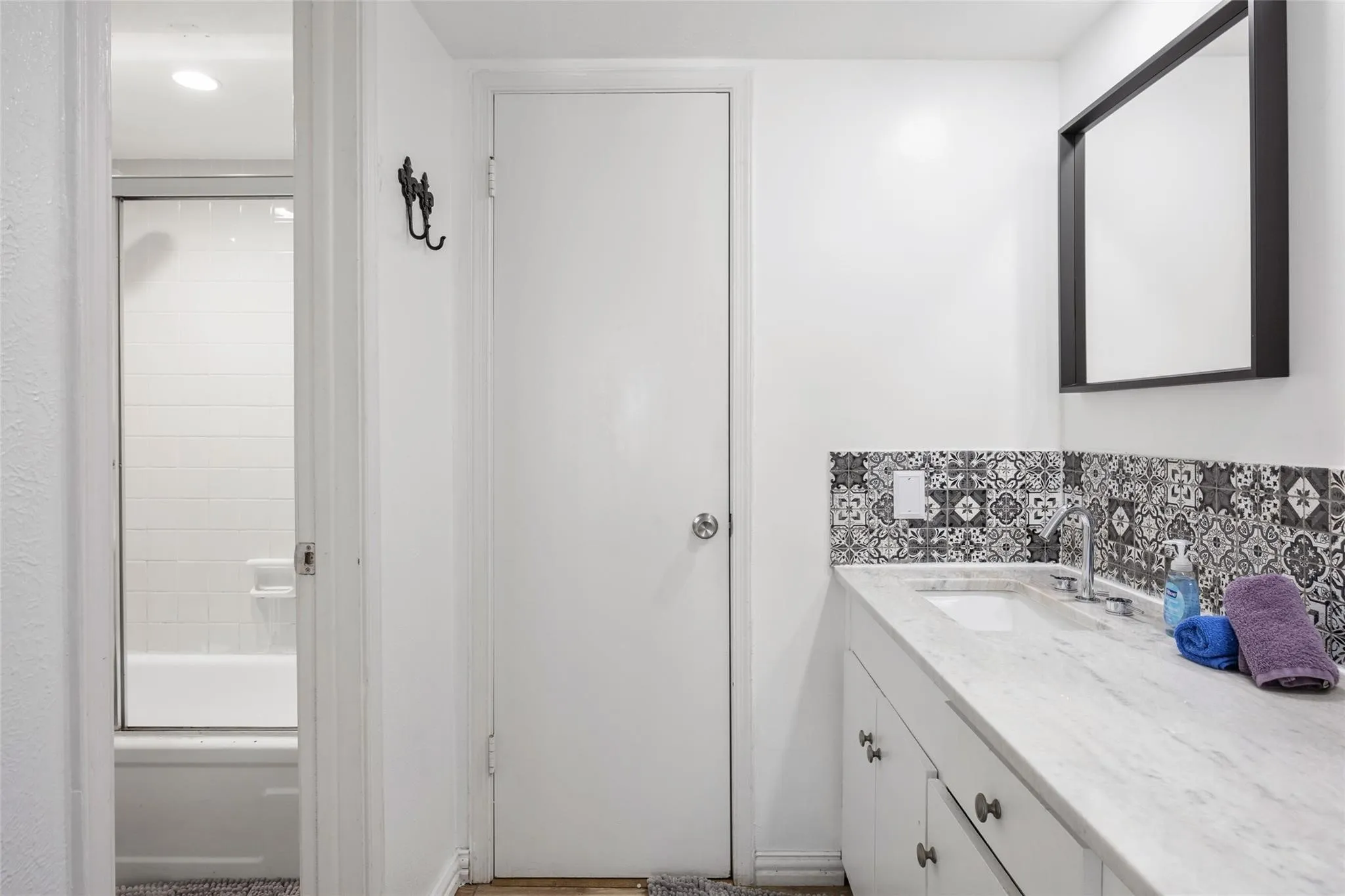Condominium For Rent in Dallas County , 5881 Preston View Boulevard 215, Dallas, Texas 75240, 2 Bedroom, 2 Bathroom, Garage spaces, 1,017 Sqft, built in 1968, Preowned, mls#21230554, Real Estate Agent in Dallas, Homes For Rent in Dallas county, Homes For Rent in Dallas, Realtor in Dallas Texas, Real Estate Brokerage Independent Realty Texas, Luminita Cordes Realtor