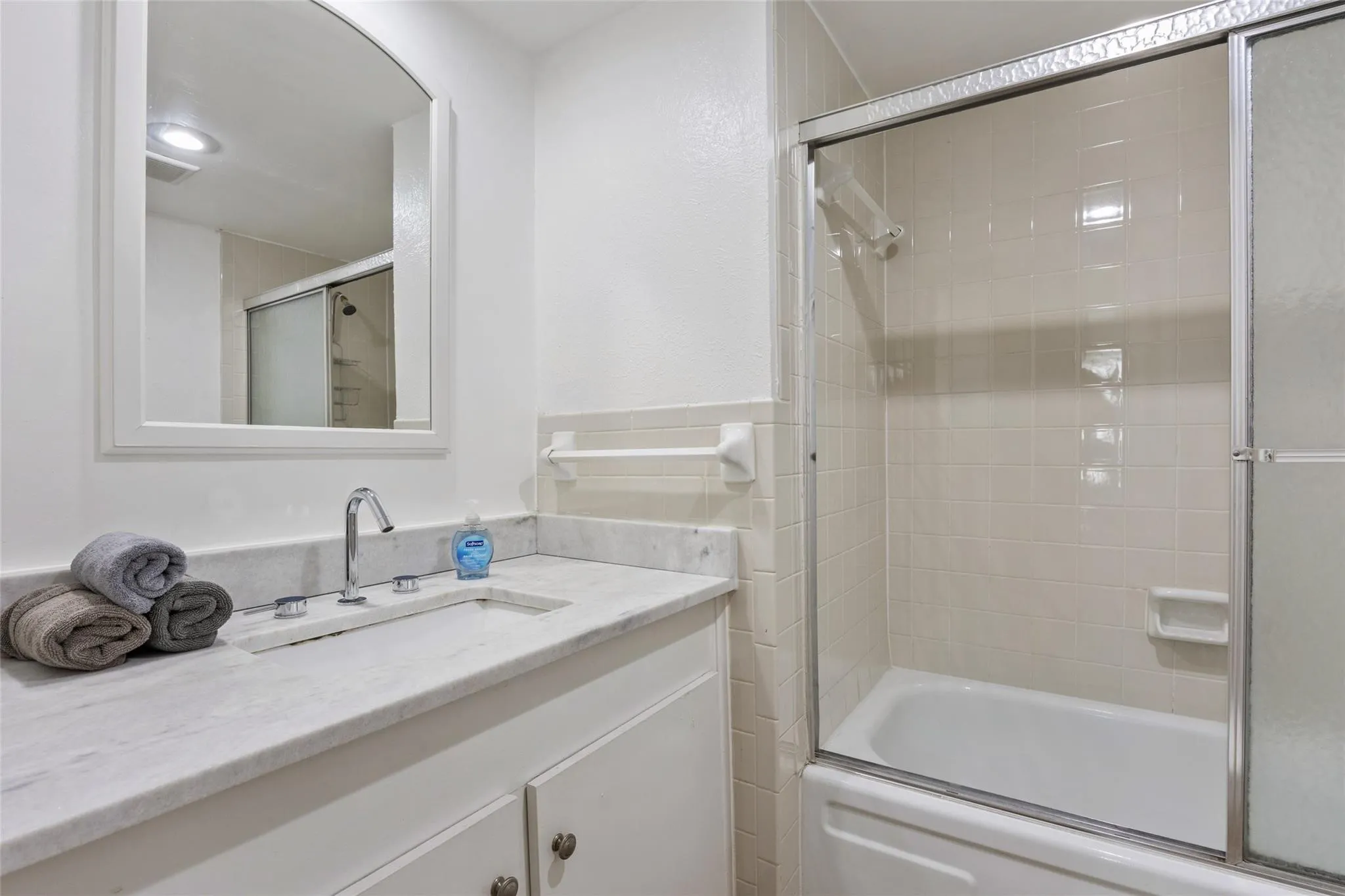 Condominium For Rent in Dallas County , 5881 Preston View Boulevard 215, Dallas, Texas 75240, 2 Bedroom, 2 Bathroom, Garage spaces, 1,017 Sqft, built in 1968, Preowned, mls#21230554, Real Estate Agent in Dallas, Homes For Rent in Dallas county, Homes For Rent in Dallas, Realtor in Dallas Texas, Real Estate Brokerage Independent Realty Texas, Luminita Cordes Realtor