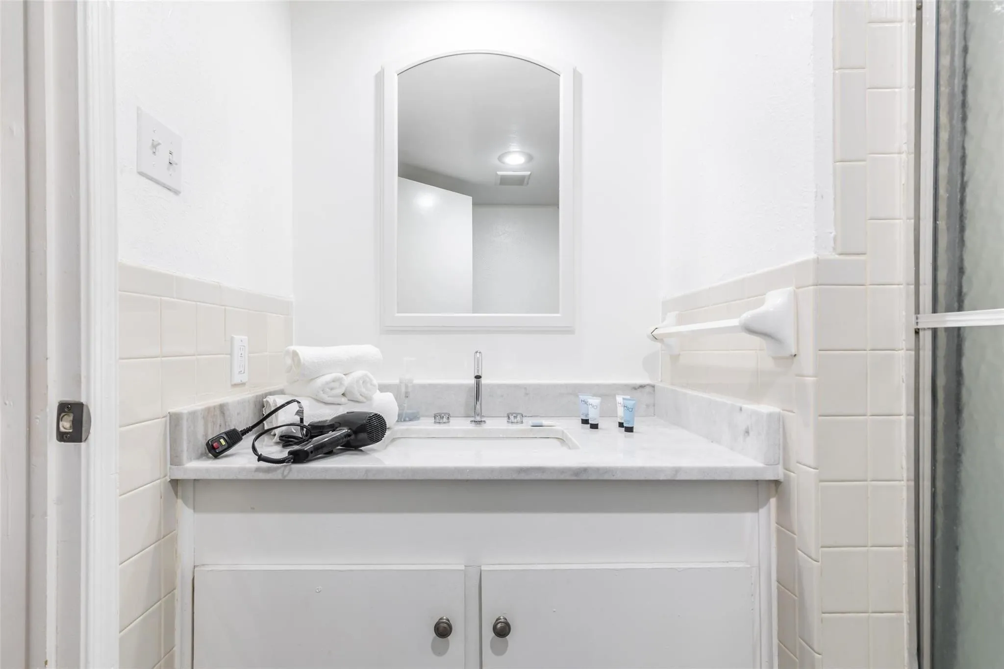 Condominium For Rent in Dallas County , 5881 Preston View Boulevard 215, Dallas, Texas 75240, 2 Bedroom, 2 Bathroom, Garage spaces, 1,017 Sqft, built in 1968, Preowned, mls#21230554, Real Estate Agent in Dallas, Homes For Rent in Dallas county, Homes For Rent in Dallas, Realtor in Dallas Texas, Real Estate Brokerage Independent Realty Texas, Luminita Cordes Realtor