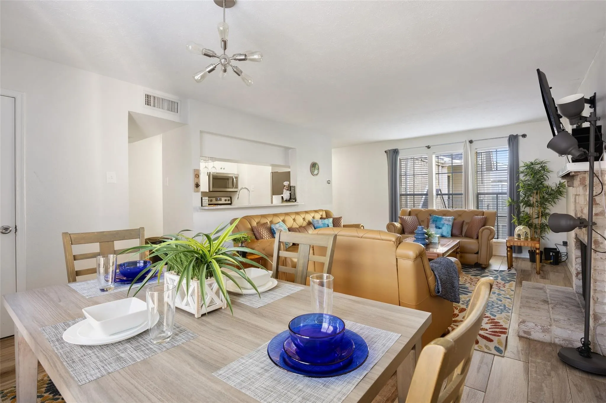 Condominium For Rent in Dallas County , 5881 Preston View Boulevard 215, Dallas, Texas 75240, 2 Bedroom, 2 Bathroom, Garage spaces, 1,017 Sqft, built in 1968, Preowned, mls#21230554, Real Estate Agent in Dallas, Homes For Rent in Dallas county, Homes For Rent in Dallas, Realtor in Dallas Texas, Real Estate Brokerage Independent Realty Texas, Luminita Cordes Realtor