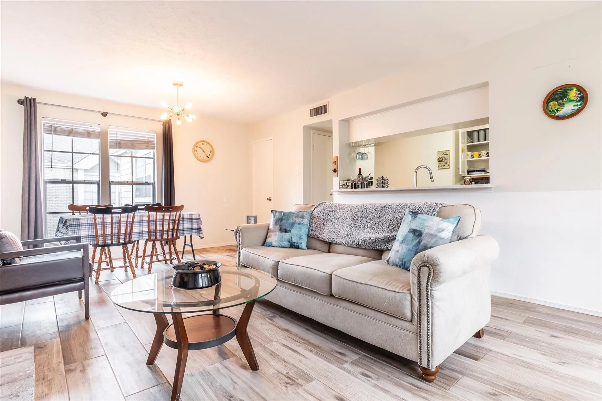 Condominium For Rent in Dallas County , 5881 Preston View Boulevard 215, Dallas, Texas 75240, 2 Bedroom, 2 Bathroom, Garage spaces, 1,017 Sqft, built in 1968, Preowned, mls#21230554, Real Estate Agent in Dallas, Homes For Rent in Dallas county, Homes For Rent in Dallas, Realtor in Dallas Texas, Real Estate Brokerage Independent Realty Texas, Luminita Cordes Realtor
