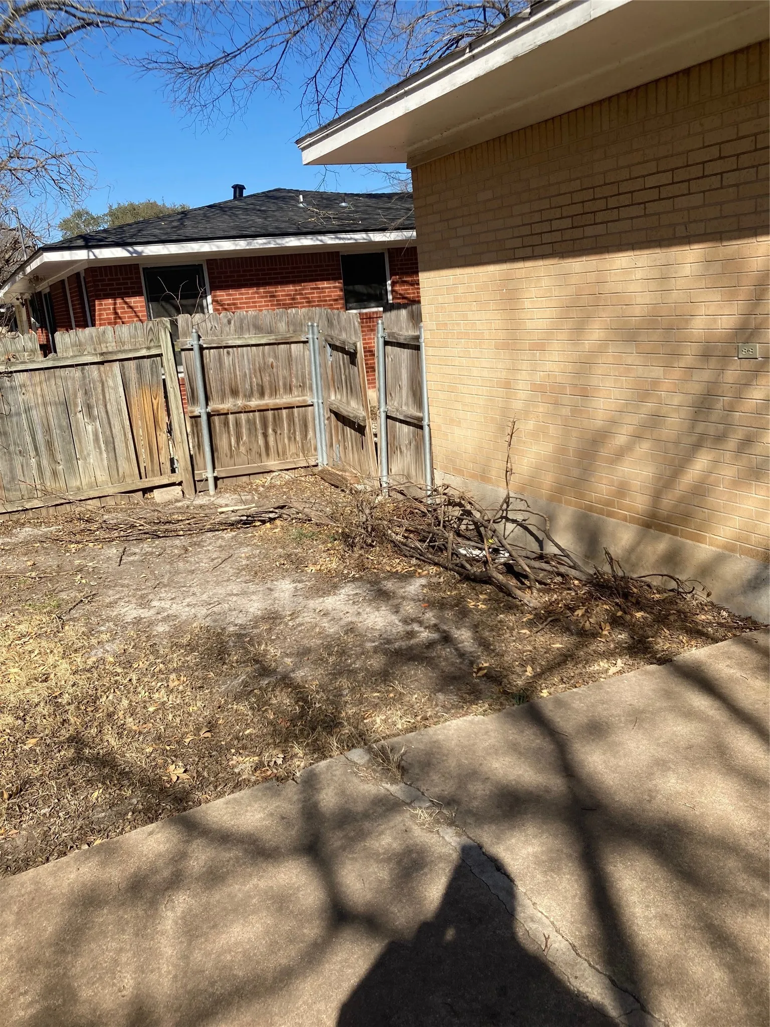Single Family Residence For Sale in Mc Lennan County , 2408 Lake Air Drive, Waco, Texas 76710, 3 Bedroom, 2 Bathroom, 2 Garage spaces, 1,683 Sqft, built in 1955, Price $190,000, mls#21230091, Real Estate Agent in Waco, Homes For Sale in Mc Lennan county, Homes For Sale in Waco, Realtor in Waco Texas, Real Estate Brokerage Independent Realty Texas, Luminita Cordes Realtor