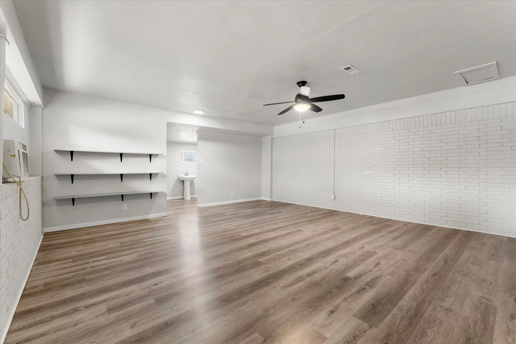 Single Family Residence For Sale in Wood County , 613 Graham Street, Mineola, Texas 75773, 3 Bedroom, 3 Bathroom, 2 Garage spaces, 1,985 Sqft, built in 1960, mls#21230404, Real Estate Agent in Mineola, Homes For Sale in Wood county, Homes For Sale in Mineola, Realtor in Mineola Texas, Real Estate Brokerage Independent Realty Texas, Luminita Cordes Realtor
