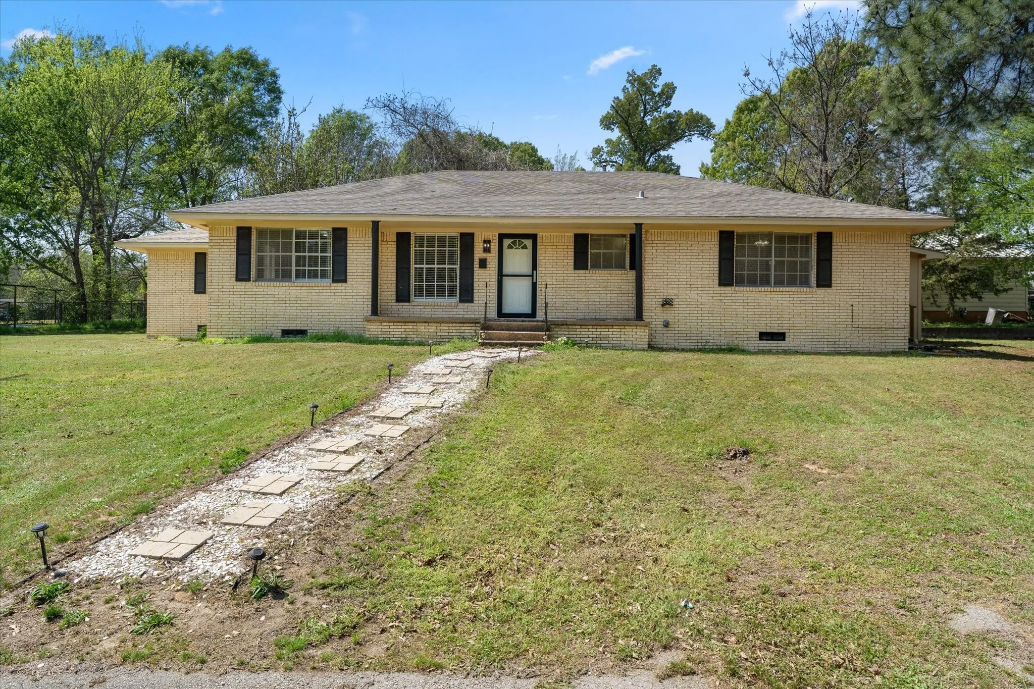 Single Family Residence For Sale in Wood County , 613 Graham Street, Mineola, Texas 75773, 3 Bedroom, 3 Bathroom, 2 Garage spaces, 1,985 Sqft, built in 1960, mls#21230404, Real Estate Agent in Mineola, Homes For Sale in Wood county, Homes For Sale in Mineola, Realtor in Mineola Texas, Real Estate Brokerage Independent Realty Texas, Luminita Cordes Realtor