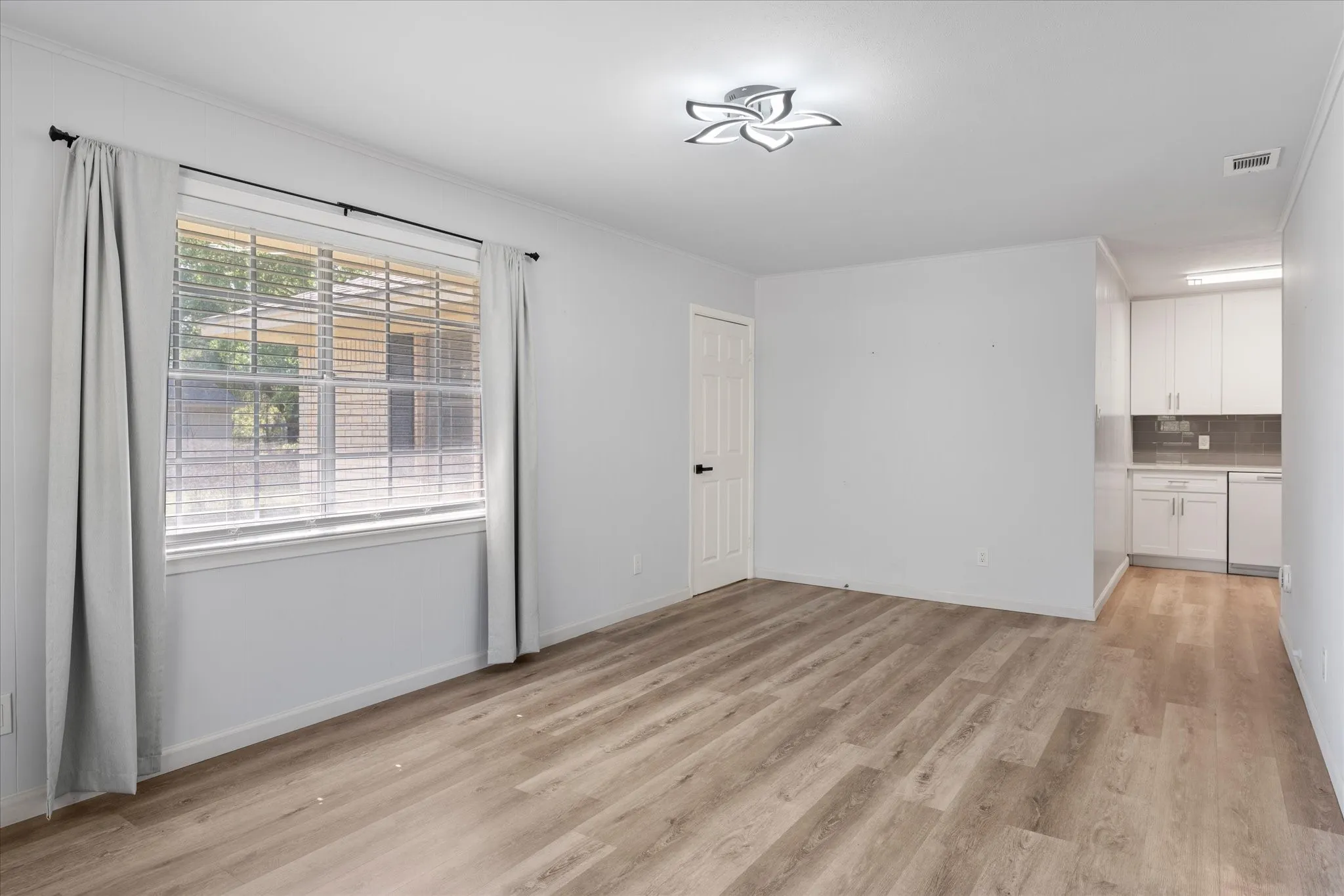 Single Family Residence For Sale in Wood County , 613 Graham Street, Mineola, Texas 75773, 3 Bedroom, 3 Bathroom, 2 Garage spaces, 1,985 Sqft, built in 1960, mls#21230404, Real Estate Agent in Mineola, Homes For Sale in Wood county, Homes For Sale in Mineola, Realtor in Mineola Texas, Real Estate Brokerage Independent Realty Texas, Luminita Cordes Realtor