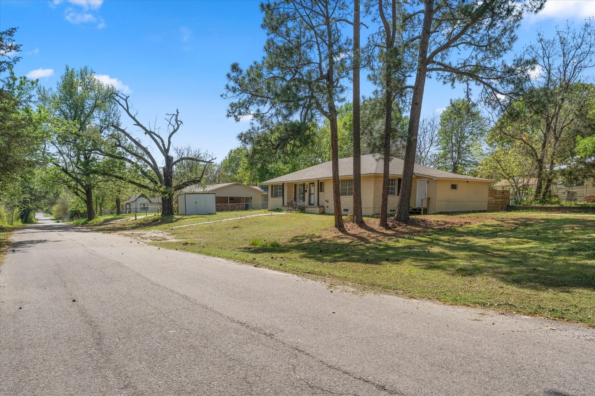 Single Family Residence For Sale in Wood County , 613 Graham Street, Mineola, Texas 75773, 3 Bedroom, 3 Bathroom, 2 Garage spaces, 1,985 Sqft, built in 1960, mls#21230404, Real Estate Agent in Mineola, Homes For Sale in Wood county, Homes For Sale in Mineola, Realtor in Mineola Texas, Real Estate Brokerage Independent Realty Texas, Luminita Cordes Realtor
