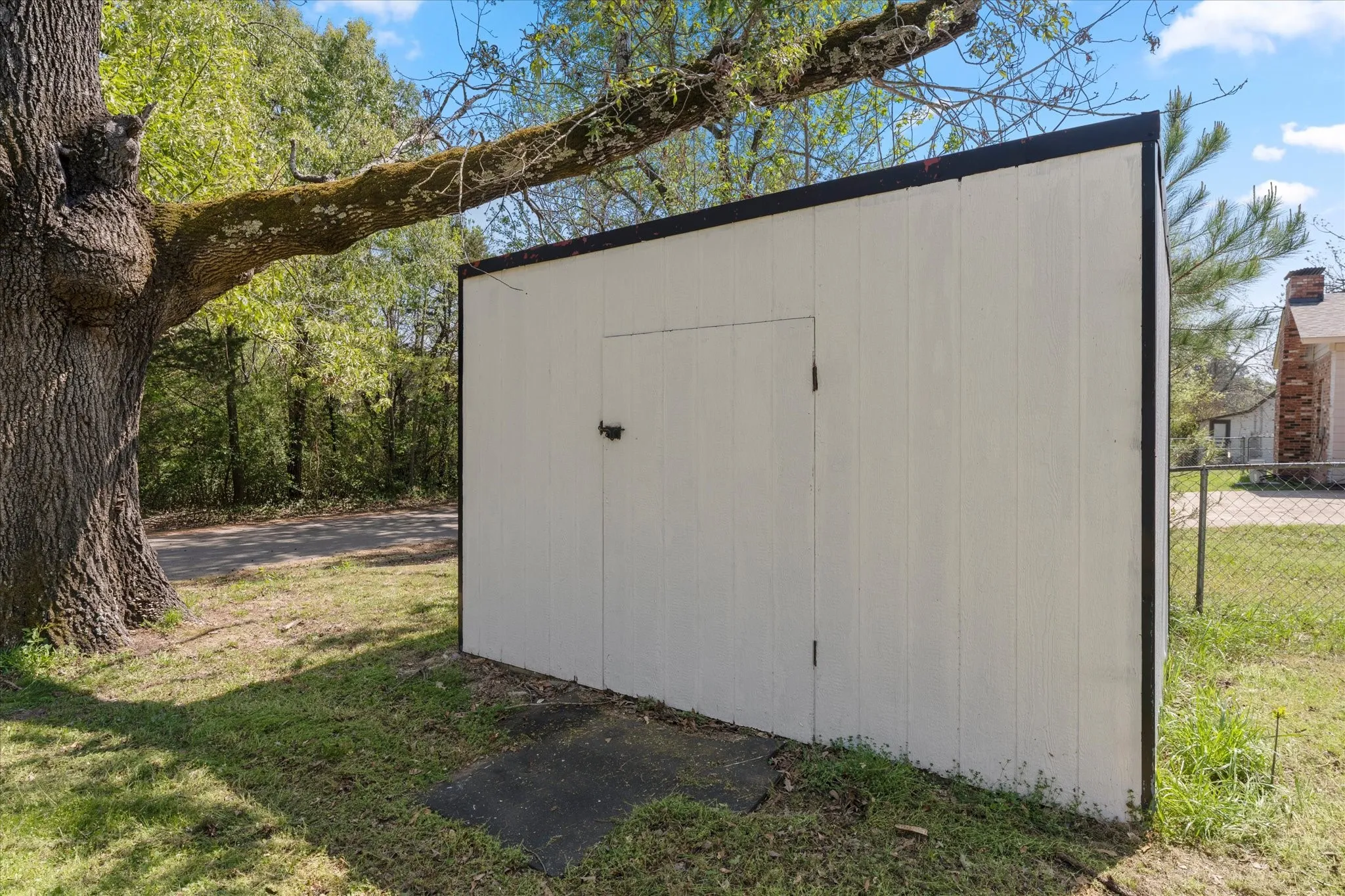 Single Family Residence For Sale in Wood County , 613 Graham Street, Mineola, Texas 75773, 3 Bedroom, 3 Bathroom, 2 Garage spaces, 1,985 Sqft, built in 1960, mls#21230404, Real Estate Agent in Mineola, Homes For Sale in Wood county, Homes For Sale in Mineola, Realtor in Mineola Texas, Real Estate Brokerage Independent Realty Texas, Luminita Cordes Realtor