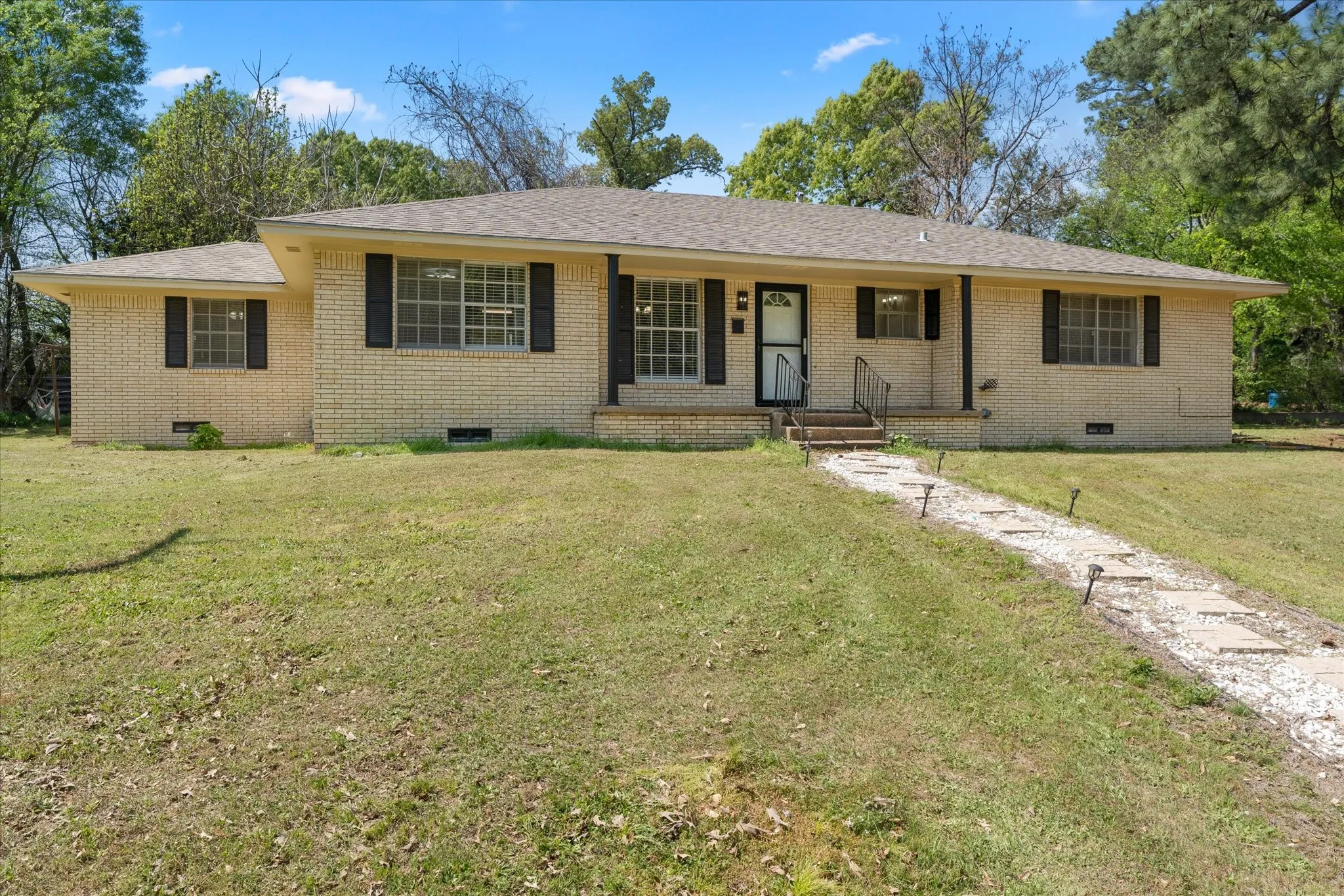 Single Family Residence For Sale in Wood County , 613 Graham Street, Mineola, Texas 75773, 3 Bedroom, 3 Bathroom, 2 Garage spaces, 1,985 Sqft, built in 1960, mls#21230404, Real Estate Agent in Mineola, Homes For Sale in Wood county, Homes For Sale in Mineola, Realtor in Mineola Texas, Real Estate Brokerage Independent Realty Texas, Luminita Cordes Realtor
