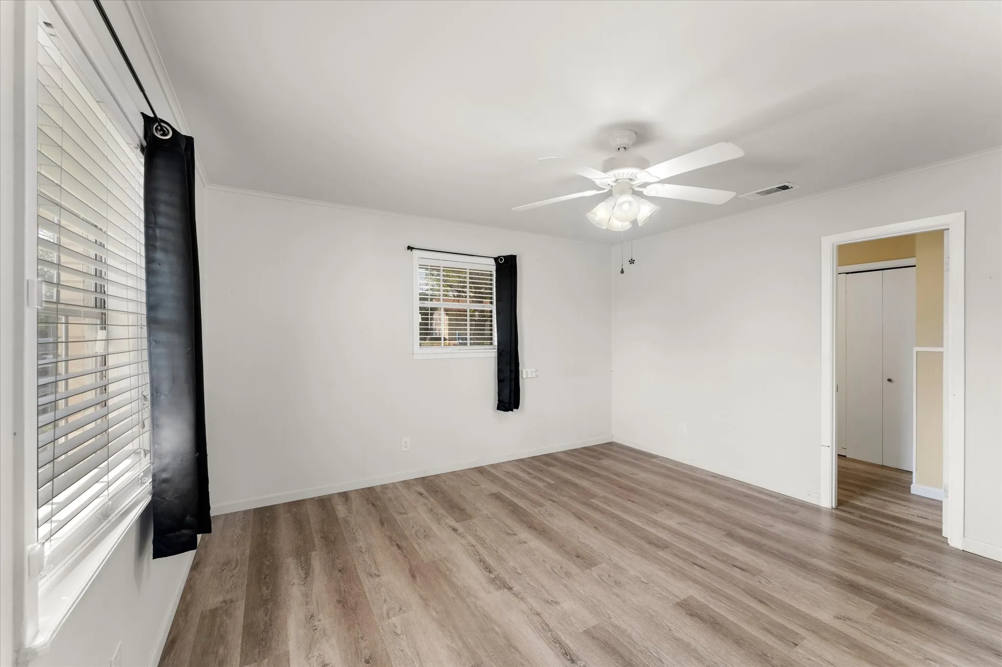 Single Family Residence For Sale in Wood County , 613 Graham Street, Mineola, Texas 75773, 3 Bedroom, 3 Bathroom, 2 Garage spaces, 1,985 Sqft, built in 1960, mls#21230404, Real Estate Agent in Mineola, Homes For Sale in Wood county, Homes For Sale in Mineola, Realtor in Mineola Texas, Real Estate Brokerage Independent Realty Texas, Luminita Cordes Realtor