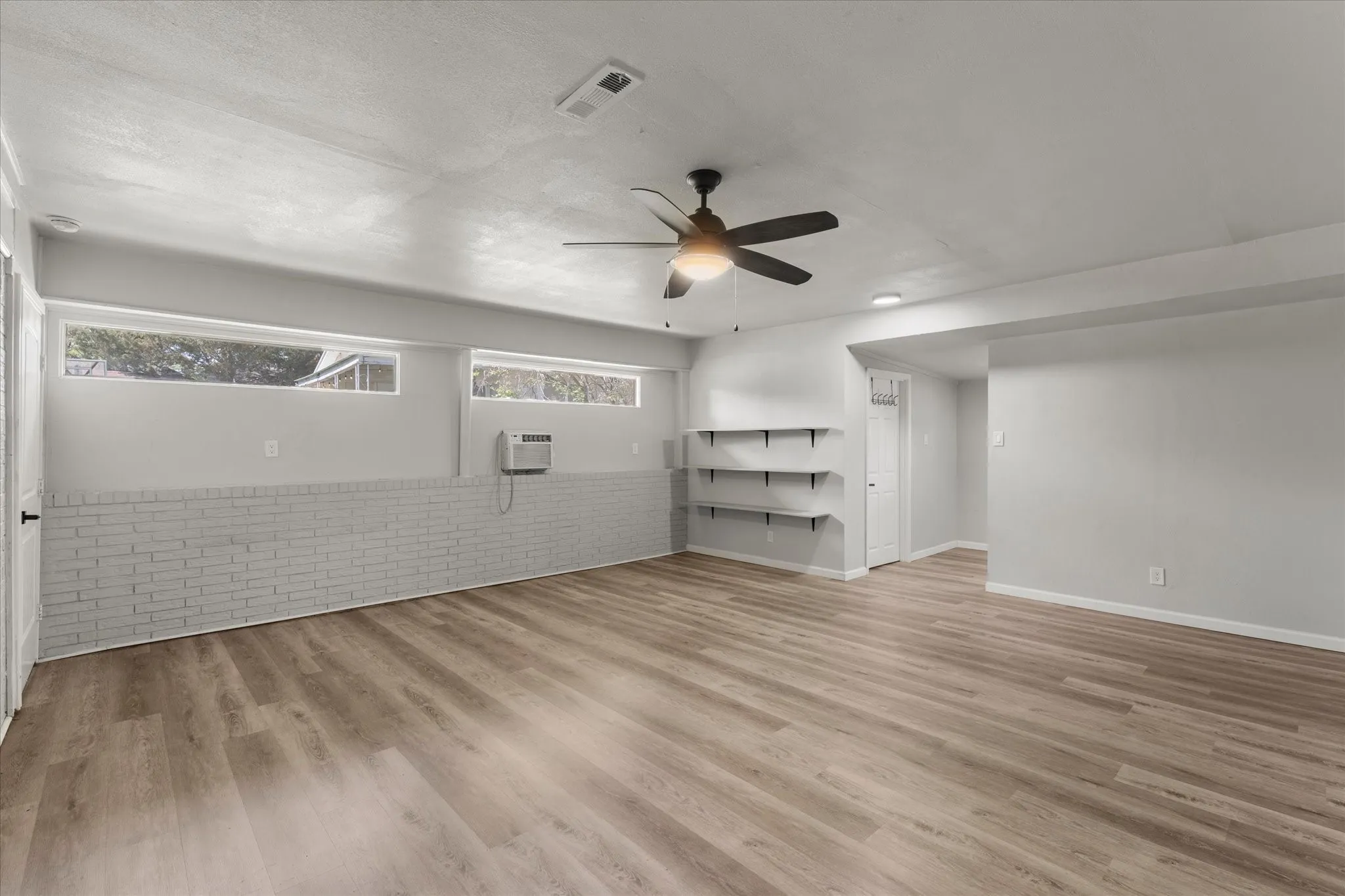 Single Family Residence For Sale in Wood County , 613 Graham Street, Mineola, Texas 75773, 3 Bedroom, 3 Bathroom, 2 Garage spaces, 1,985 Sqft, built in 1960, mls#21230404, Real Estate Agent in Mineola, Homes For Sale in Wood county, Homes For Sale in Mineola, Realtor in Mineola Texas, Real Estate Brokerage Independent Realty Texas, Luminita Cordes Realtor