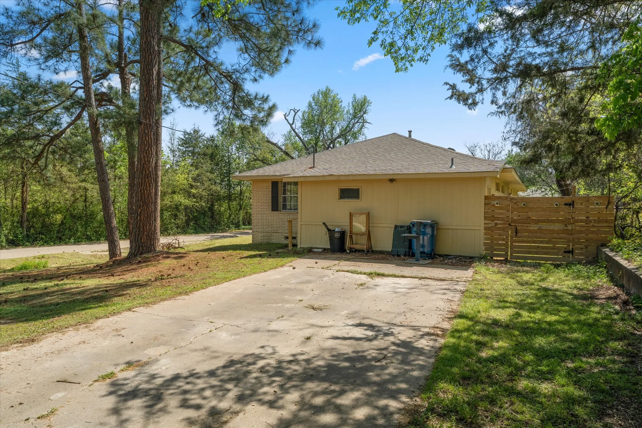 Single Family Residence For Sale in Wood County , 613 Graham Street, Mineola, Texas 75773, 3 Bedroom, 3 Bathroom, 2 Garage spaces, 1,985 Sqft, built in 1960, mls#21230404, Real Estate Agent in Mineola, Homes For Sale in Wood county, Homes For Sale in Mineola, Realtor in Mineola Texas, Real Estate Brokerage Independent Realty Texas, Luminita Cordes Realtor