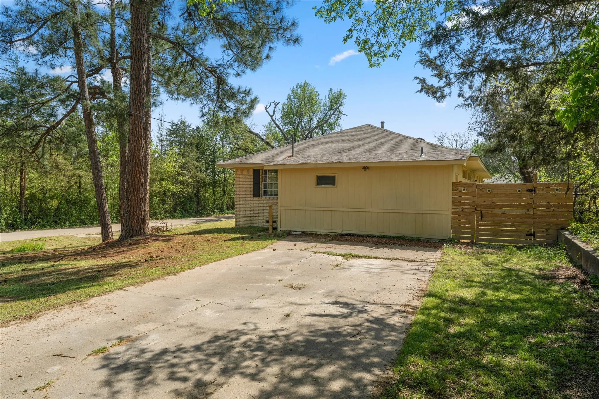Single Family Residence For Sale in Wood County , 613 Graham Street, Mineola, Texas 75773, 3 Bedroom, 3 Bathroom, 2 Garage spaces, 1,985 Sqft, built in 1960, mls#21230404, Real Estate Agent in Mineola, Homes For Sale in Wood county, Homes For Sale in Mineola, Realtor in Mineola Texas, Real Estate Brokerage Independent Realty Texas, Luminita Cordes Realtor