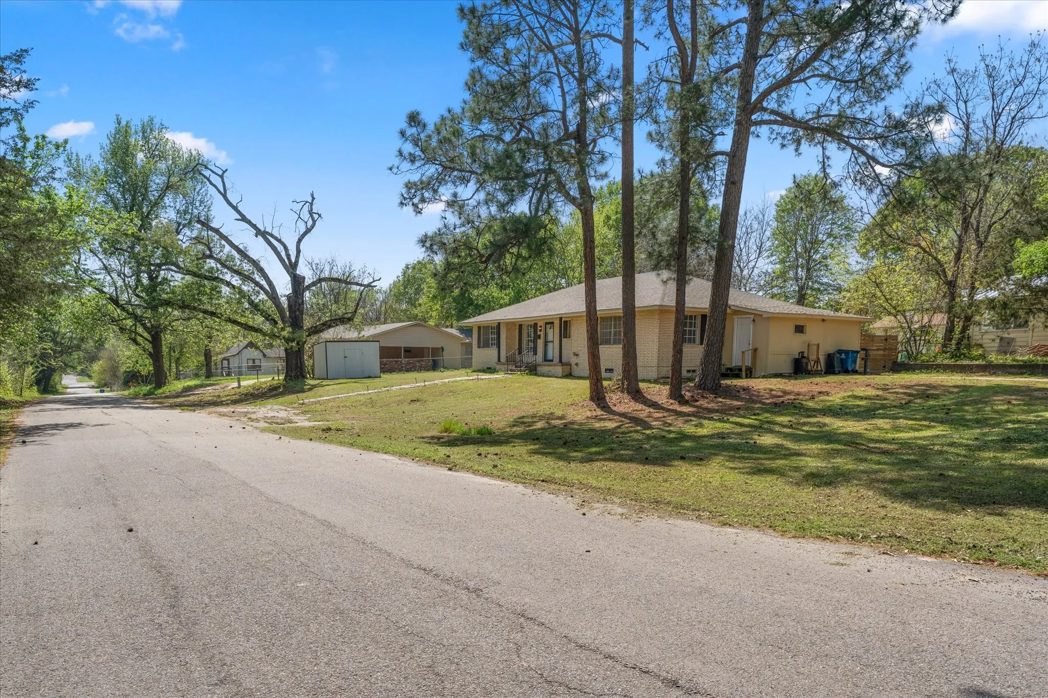 Single Family Residence For Sale in Wood County , 613 Graham Street, Mineola, Texas 75773, 3 Bedroom, 3 Bathroom, 2 Garage spaces, 1,985 Sqft, built in 1960, mls#21230404, Real Estate Agent in Mineola, Homes For Sale in Wood county, Homes For Sale in Mineola, Realtor in Mineola Texas, Real Estate Brokerage Independent Realty Texas, Luminita Cordes Realtor